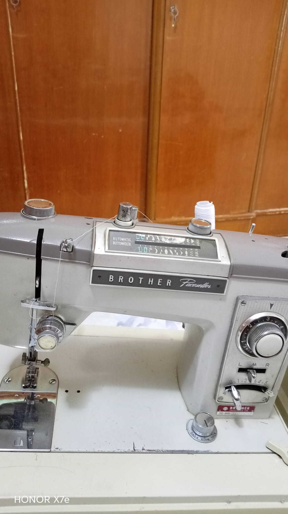 مكينة خياطه براذر سوبر نضيفه جدا غير مستعمله مواصفات تطريز +أوفر +بيت دكمه +خياط ياباني أصلي السعر ٢٠٠وبيها مجال بسيط نجف مجمع بيتي الأول***********

نص مكتوب في الصور:
- HONOR X7e