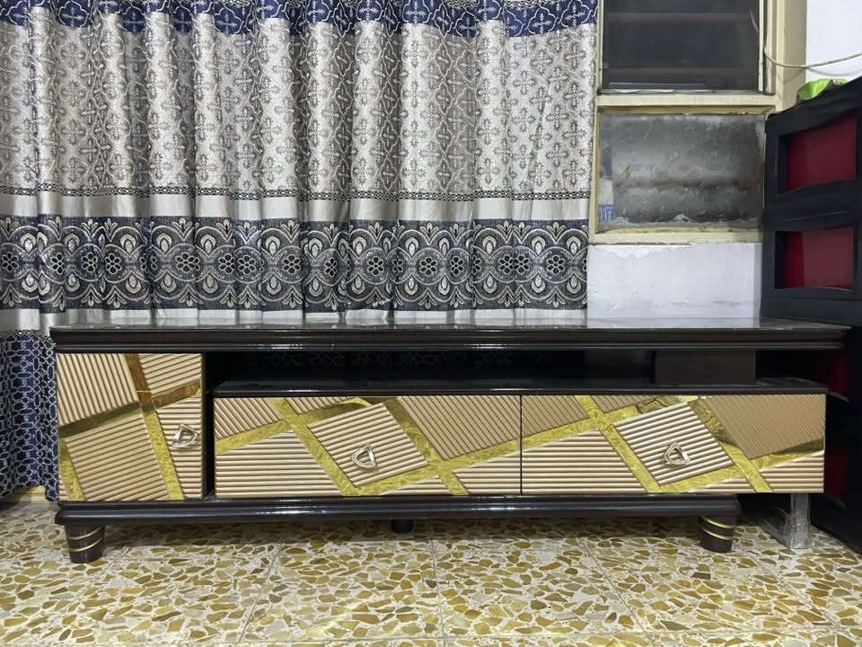 ميز تلفزيون للبيع السعر 125وبي مجال يتكبر ويتصغر 
ميز طعام للبيع ب30وبي مجال 
***********
