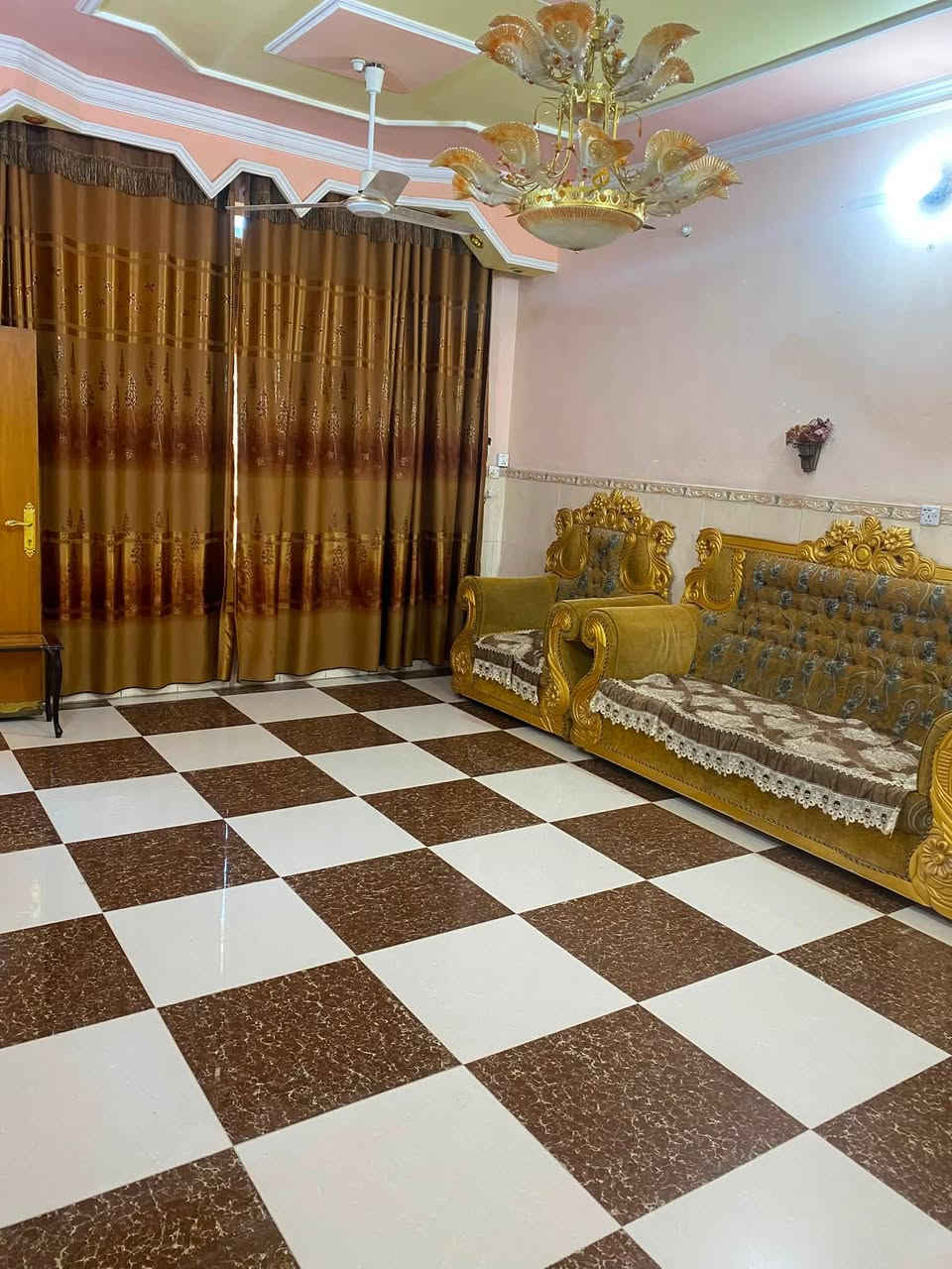 دار للبيع قرب جامع الناجي مساحة 150 مربع يحتوي على استقبال مطبخ صحيات 5 غرف نوم بناء حديث للاستفسار اتصل 
***********
***********
