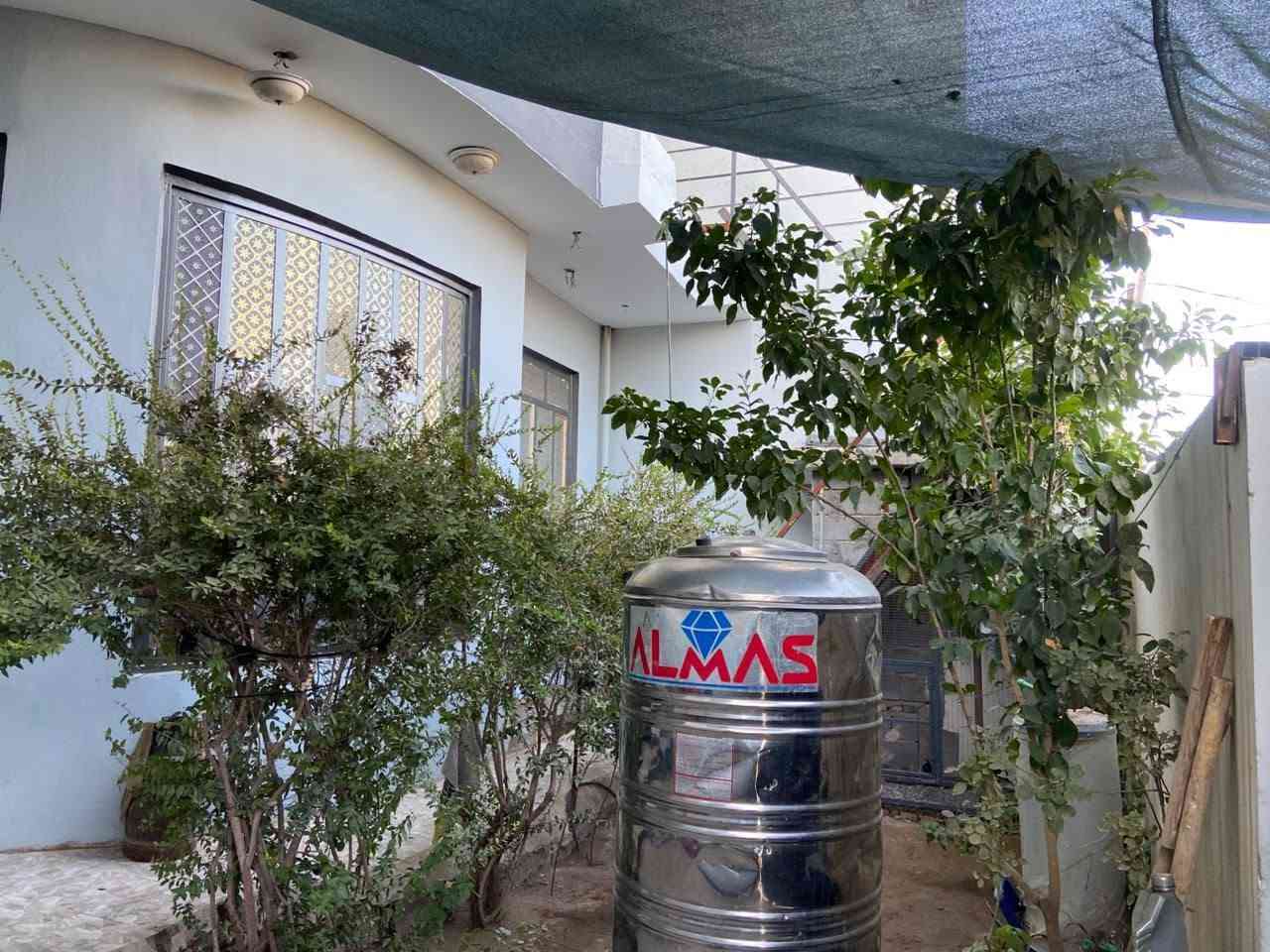 بيت للبيع مساحه ١٦٠ متر مربع طابقين الطابق الاول غرفه وصاله وستقبال ومطبخ  وثاني غرفتين وصاله بيت جاهز للسكن الموقع باب درب قرب مدرسه المساعي ***********
