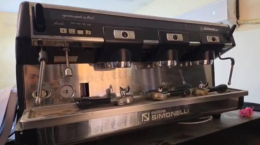 للبيع ماكينة إسبريسو تجارية احترافية 🇮🇹☕
ماكينة Nuova Simonelli Aurelia الإيطالية، مخصصة للمقاهي والمطاعم والفنادق.
✅ ثلاث رؤوس / 3 Group
✅ تصميم تجاري قوي ومناسب للعمل المستمر
✅ ستانلس ستيل مع هيكل متين
✅ ذراعان للبخار
✅ مخرج ماء ساخن
✅ عداد ضغط 
✅ مناسبة للمقاهي الكبيرة والمشاريع التجارية
✅ ماركة إيطالية معروفة وموثوقة في مجال معدات القهوة
السعر: 1400دولار قابل للتفاوض 
المعاينة متاحة، والتفاصيل والحالة موضحة بالصور.
للاستفسار والتواصل:
📞 ***********
واتساب — اتصال — رسائل
يرجى التواصل من الجادين فقط.

ملاحظة: يحق للمشتري أخذ الماكينة إلى فني الصيانة لفحصها، وفي حال وجود أي مشكلة فنية مثبتة لا سامح الله، أتحمل تكاليف تصليحها.
