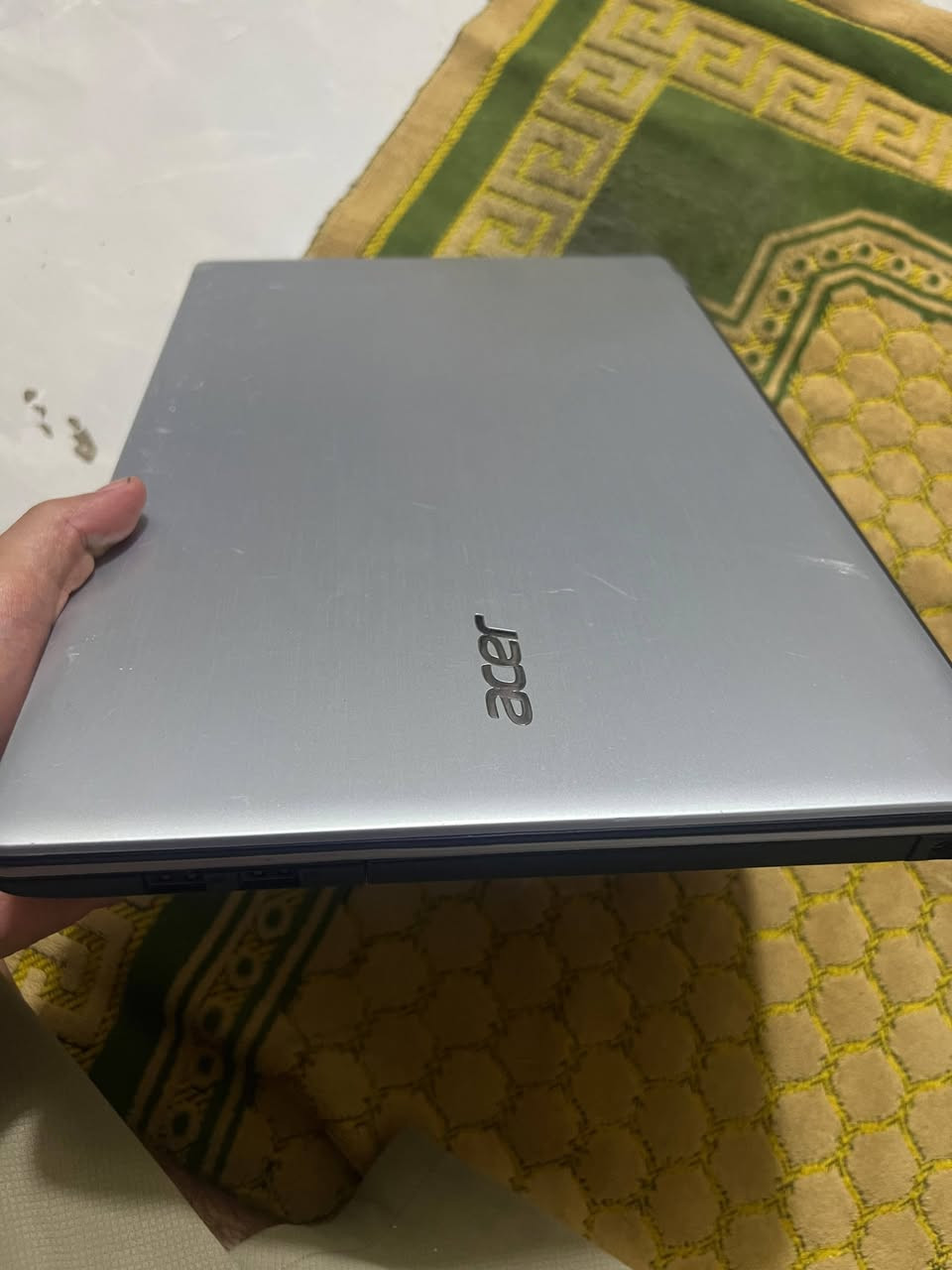 💻🔥 **للبيع لابتوب Acer Aspire V3-572** 🔥💻
📌 **المواصفات:**
✅ معالج Intel Core i5 جيل خامس
✅ رام 8GB
✅ هارد SSD سعة 256GB 🚀
✅ كرت شاشة Intel HD Graphics 5500
✅ مناسب للدراسة، التصفح، والأعمال اليومية

🔧 **ملاحظة:** الشاشة مبدّلة.

📱 لابتوب عملي بمواصفات مناسبة للاستخدام اليومي السعر 400الف بيه مجال بسيط 

📩 للاستفسار والتواصل، راسلني خاص.
العنوان البصره جمعيات 
***********
الجاد بالشراء حياه الله ❤️
