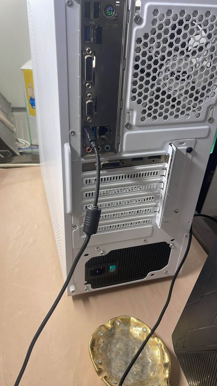 سلام عليكم pc. موصفاته بل صوره جبته عبالي اتعلم بس صعبه وريد ابيعه ما اعرف شكد سعره انته قيم ونطيني سعر بس بضمير  تجي تفحصت وتروح يبيس جديد  رقمي *********** وتساب  مرخصت الادمن طبعاً
