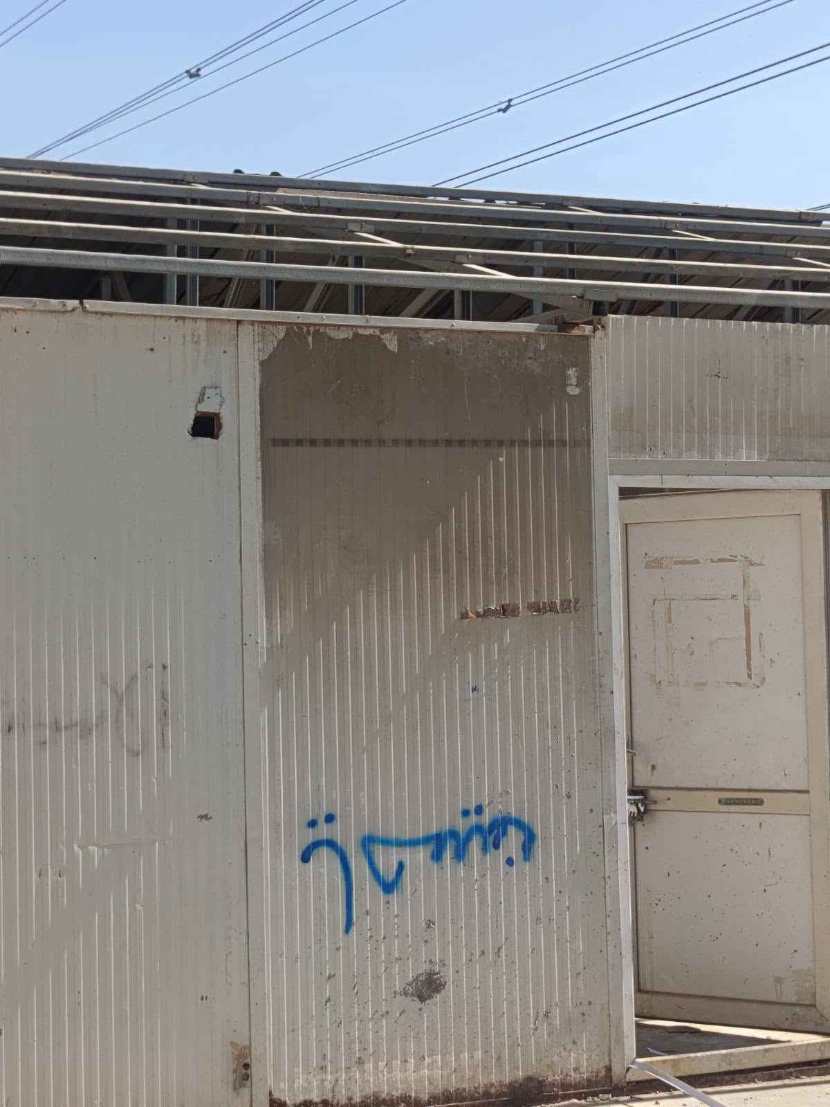 جملون للبيع مفصخ وكامل العرض 8ونص الطول 30مترسقف كيربي ولجدار سندويج مكاني بغداد م الصدر للاتصال ***********
