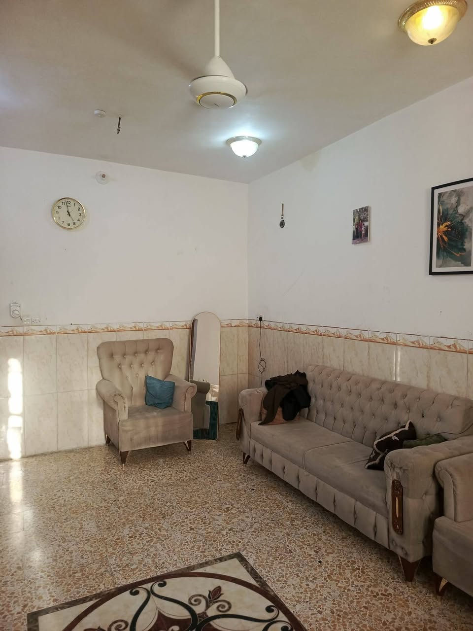 للبيع دار طابو صرف المساحه 200متر طابق واحد غرفتين نوم وهول واستقبال ومطبخ وكراج ورديه خارج خلف مستشفى الكفيل ابو مصطفى للعقار ***********
