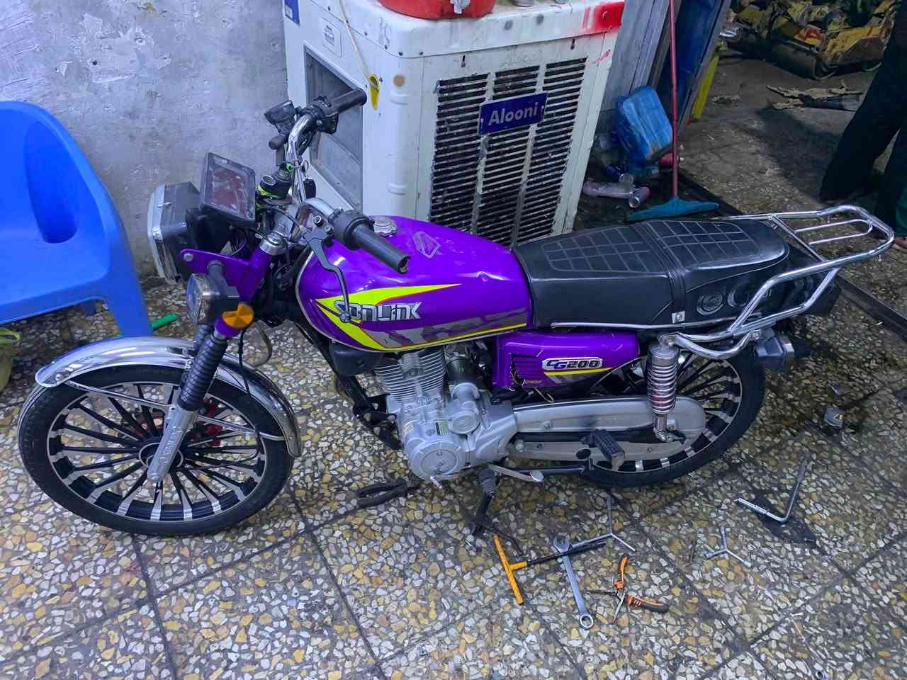 السلام عليكم شباب دراجة إيرانية
مديل 25 أوراق كاملة دراجة حلوة وكاملة عوزة شكم شغلة 
مكينة جديدة تخبل سعر 500 وبيهة مجال مكان مدينة الصدر رقم ***********
