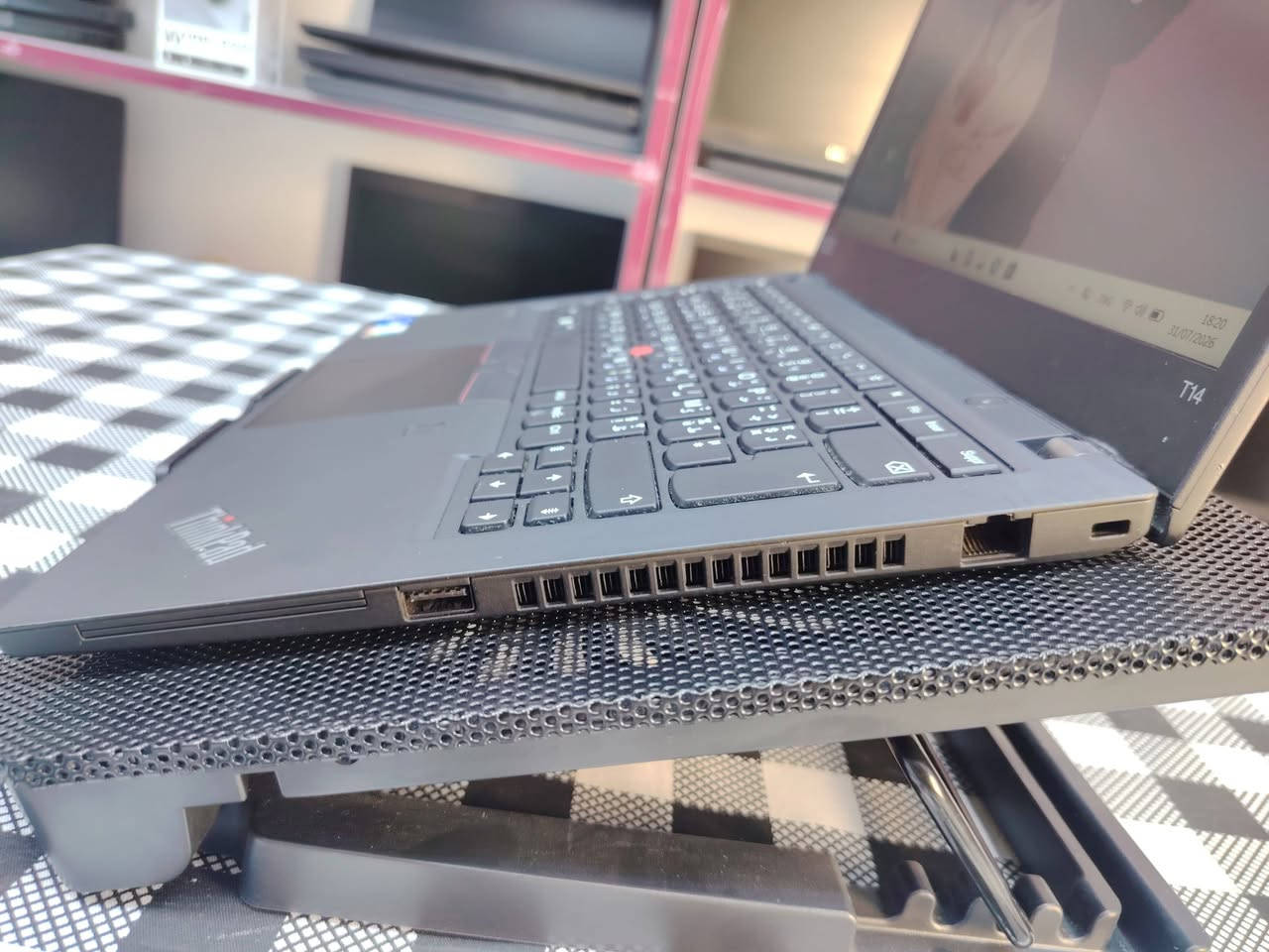 السلام عليكم متوفر لابتوب الجيل الحادي عشر بسعر مميز لطلاب الجامعات... 
🔥Lenovo ThinkPad T14 Gen 2

💻 المواصفات:

📌 Intel Core i5 الجيل 11 (G7)
📌 Intel Iris Xe Graphics 4GB
📌 RAM 8GB DDR4 (قابلة للتطوير)
📌SSD 256GB M.2 (قابل للتطوير)
📌 Screen شاشة 14 إنج FHD
📌Order  نظافة عالية جدًا

🎁 السعر: 375,000 دينار فقط

💵 والسعر يشمل:
🛡 حقيبة لابتوب
🛡 ماوس
🛡 الشاحن الأصلي
🛡 التغليف
🛡 التوصيل
🛡 تنصيب أحدث إصدار من Windows    
🛡 تنصيب Office والبرامج الأساسية 

🔝 الجهاز مفحوص بالكامل وجاهز للاستخدام، مع ضمان على عيوب التصنيع.

📍 مكتب الريادة للحاسبات
 راسلنا الآن واحجز جهازك قبل نفاد الكمية.

واتساب أو تليگرام  ***********
