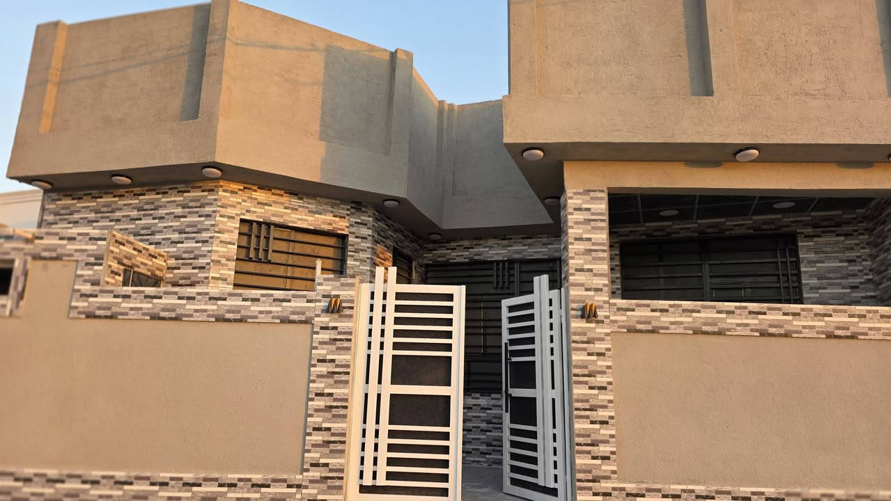 على بركة الله
 بيت للبيع طابو زراعي سند ٢٥ البيت ركن شارعين متوفر كافه الخدمات كهرباء مجاري الخ تفاصيل عنوان البيت مجمع الجوادين نهايه شارع ٣٠ قرب سيد حبوب

 البيت اساس صب كونكريت وسقف كونكريت ايضا البناء درجه اولى جص وسمنت وبورك وسقف ثانوي علطول البيت بمعنا الكلمه كامل ١٠٠% البيت ستوه الاسطى طلع من يمه شما احجيلك عن تفاصيله قليل بحقه والارضيه بورسلين

محتويات البيت غرفتين داخليه صحيات داخليه وخارجيه + تهويه للغرف يعني البيت مو مخنوك مطبخ حار وبارد  سيراميك وصاله مرتبه وبيتونه وتشاريف ممكن تسوي طابق ثاني هواي تفاصيل بي البيت 

لاستفسار اكثر التواصل على الصفحه او الاتصال على ***********
