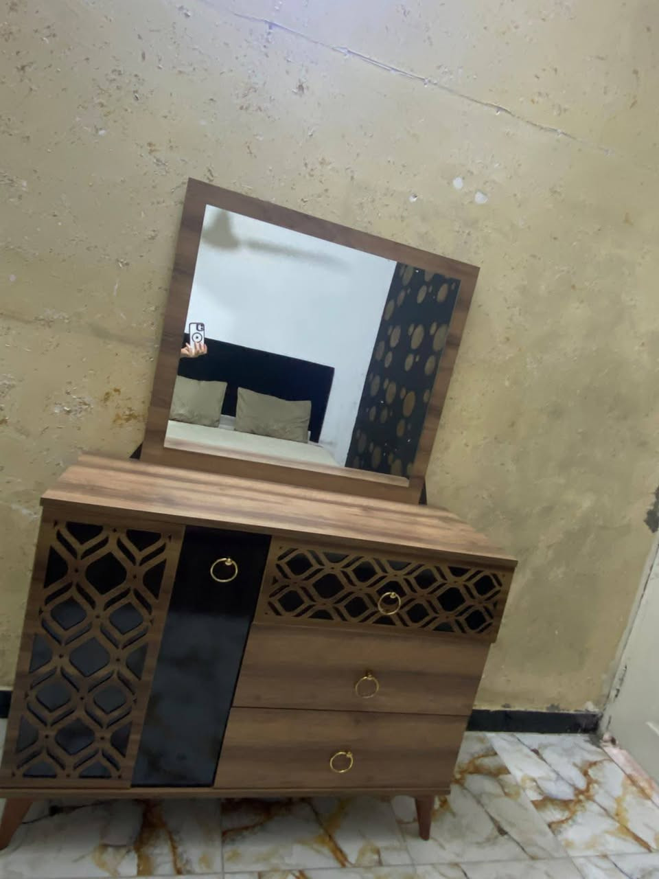 غرفه تركيه للبيع ٩٠٠ وبيها مجال بغداد مدينة الصدر ***********
