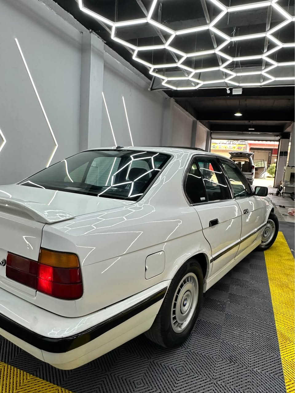 BMW1990
520گیر عادی 
بێ دەعەم بی  لێدراو 
3پارچ بۆیاغ هەیە بەز بۆ جوانی   
خایسو گیروو مەکەنەو تەقەو رەقەو کارە بای بەشەت
تەبریت سڵید  لایت ئالقە   دەبل چەک مەجە  
  سەیارەک تابڵی جوانو پاکە کامل لەسەر بیلد ماوە تەوە 
سەنەوە تا2030تازەیە 
بەشەرتی غرامەو تەحویل
شوێن رانیە
*********** رانية, السليمانية
