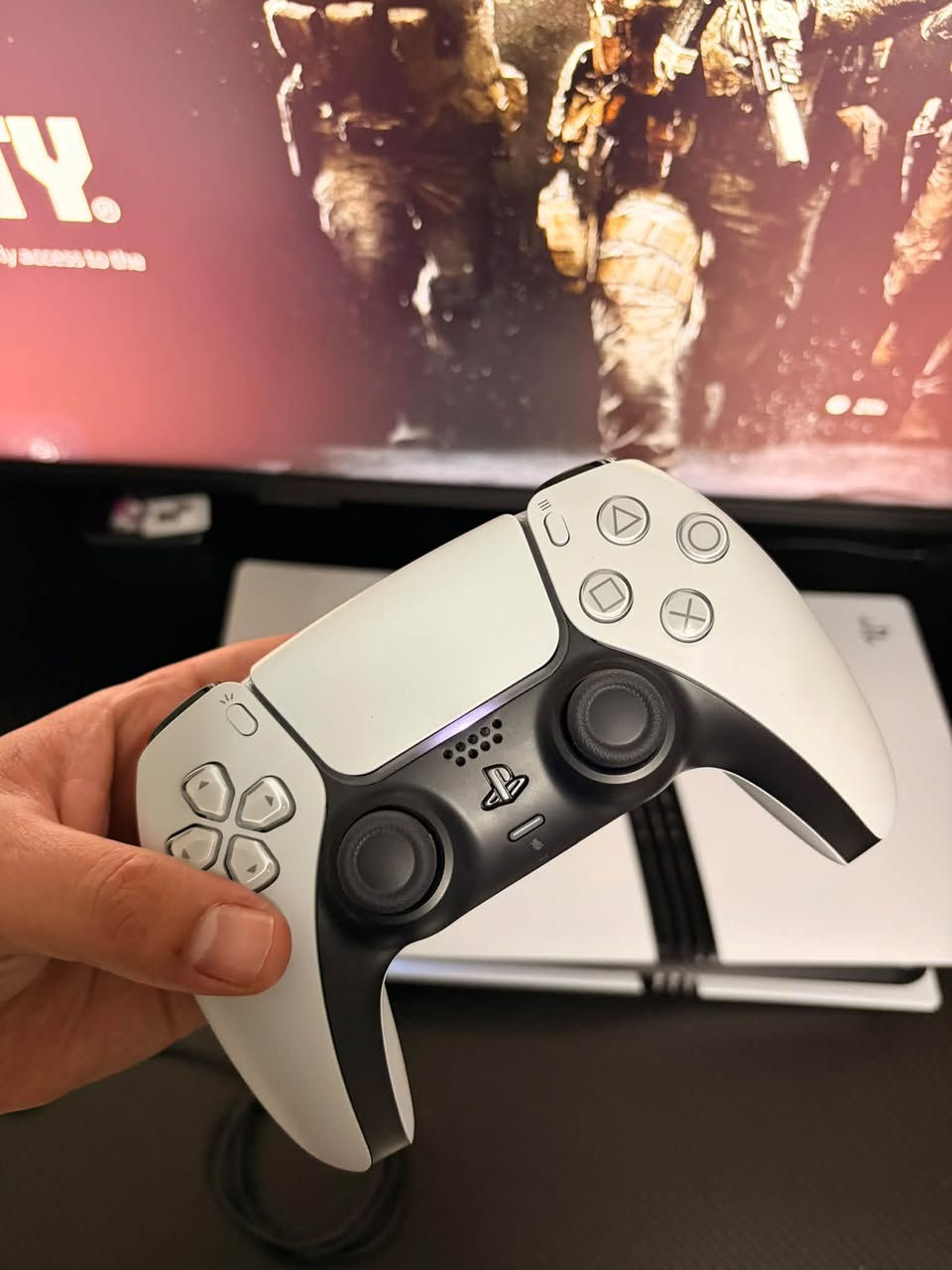 السلام عليكم جميعاً
للبيع جهاز PlayStation 5 Pro (النسخة الاحترافية):
 المواصفات والملحقات:
 الجهاز داخل الضمان.
 كامل مع كرتونته وكافة ملحقاته الأصلية (اليدة الأصلية والكيبلات).
 شغال وبدون أي مشاكل أو عيوب.

سماعة Pulse Elite Wireless Headset الأصلية الخاصة ببلايستيشن.
المواصفات: تحتوي على مشغلات مغناطيسية مستوية (Planar Magnetic Drivers) لتقديم صوت محيطي دقيق جداً ونقي ممتاز لمعرفة اتجاه الخطوات بالألعاب التنافسية.

💰 السعر المطلوب: 1,450,000 دينار (قابل للتفاوض البسيط للجادين).
📍 المكان: بغداد (المعاينة والتجربة قبل الشراء حق المشتري).

ملاحظة: الجهاز والسماعة بنظافة 100% وبحكم الجديد، والأهم إن الاثنين داخل الضمان الرسمي ومع كافة الكراتين والملحقات الأصلية

📲 للتواصل والاستفسار: عبر الخاص او ***********
