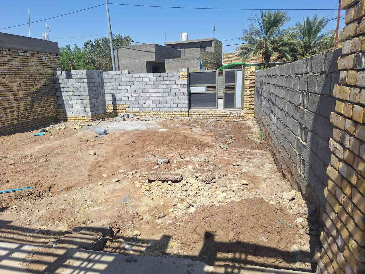سلام عليكم هيكل للبيع مساحة ٣٥٠م  على شارعين بناء طابوك درجة اولى ارضية رفت شارع صب بشارع العتابي يبعد عن شارع سايدين ١٥٠م خدمات كاملة مي مجاري كهرباء للاستفسار اتصل ***********
