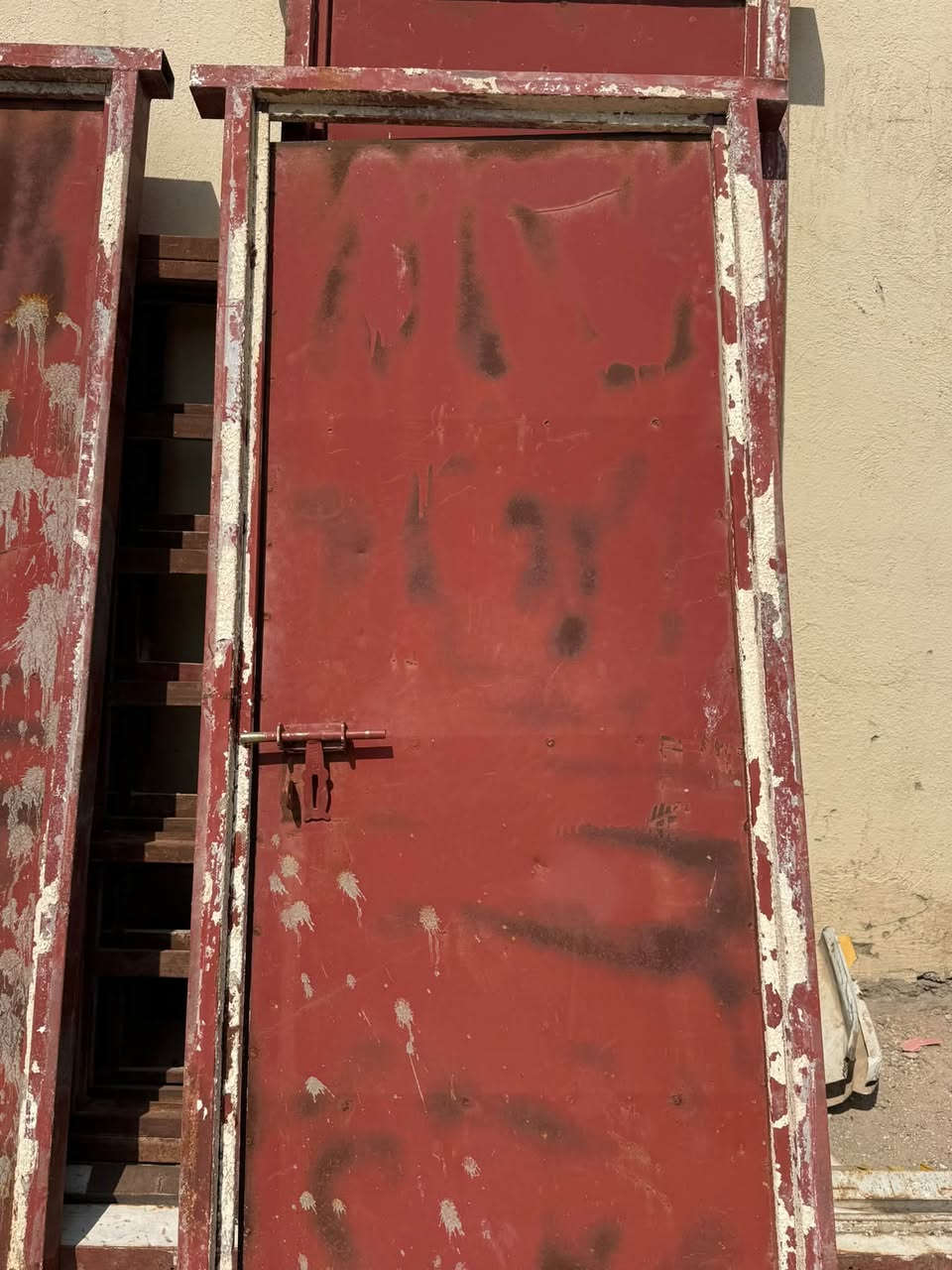 سلام عليكم بيبان بليت العدد سبعه شباكين . متر ونص بمترين المكان كربلاء ***********
