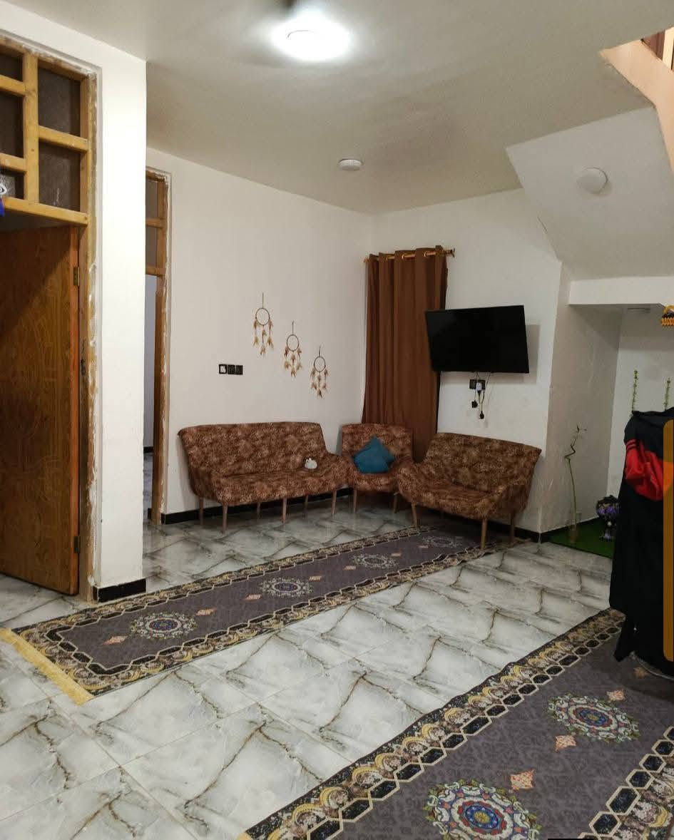السلام عليكم بيت في الحكيم بنزله اسواق الغدير او نزله  مدرسة الرميله المساحه 200 متر متكون من استقبال ومطبخ وغرفتين وهول
الطابق الثاني غرفه وهول ونص بناء غرفه البناء طابوق السقف صب سيراميك بياض صحيات الطابق الثاني غرفه وهول
 ونص بناء غرفه البناء طابوق السقف صب سيراميك بياض صحيات الرقم
 ***********
***********
