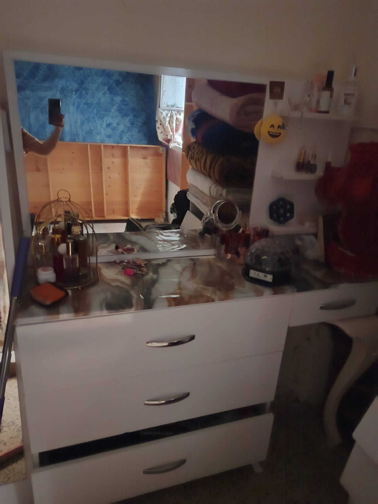 السلام عليكم غرفه تركيه للبيع بدون صوميا بيها أضرار بالمجرات بدون سجج والكنتور بيه ضرر خفيف سعرها 80 قفل مكانها حي الجهاد يم جامع النور ‏‪***********‬‏
