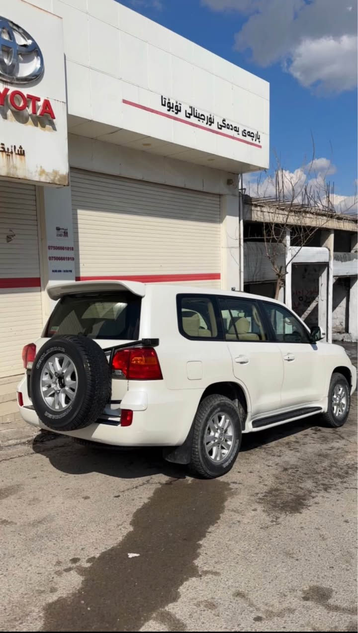 وەنەوشە 2014 GX دەبڵ سپێر بێ سبوخ و جەمپ و سارد 
گێر و مەکینە بە شەرت و نە کرانەوە 6 پستن بێ تەقە و ڕەقە و هەیکەلی زۆر ڕێکە هیچ مەسروفێکی تێدا نیە ٤ تایەی نوێی بیلادی شەریکە ڕەقەمی نوێیە
چوار دەفتەر و معامەلەیەکی کەم 
*********** أربيل, العراق
