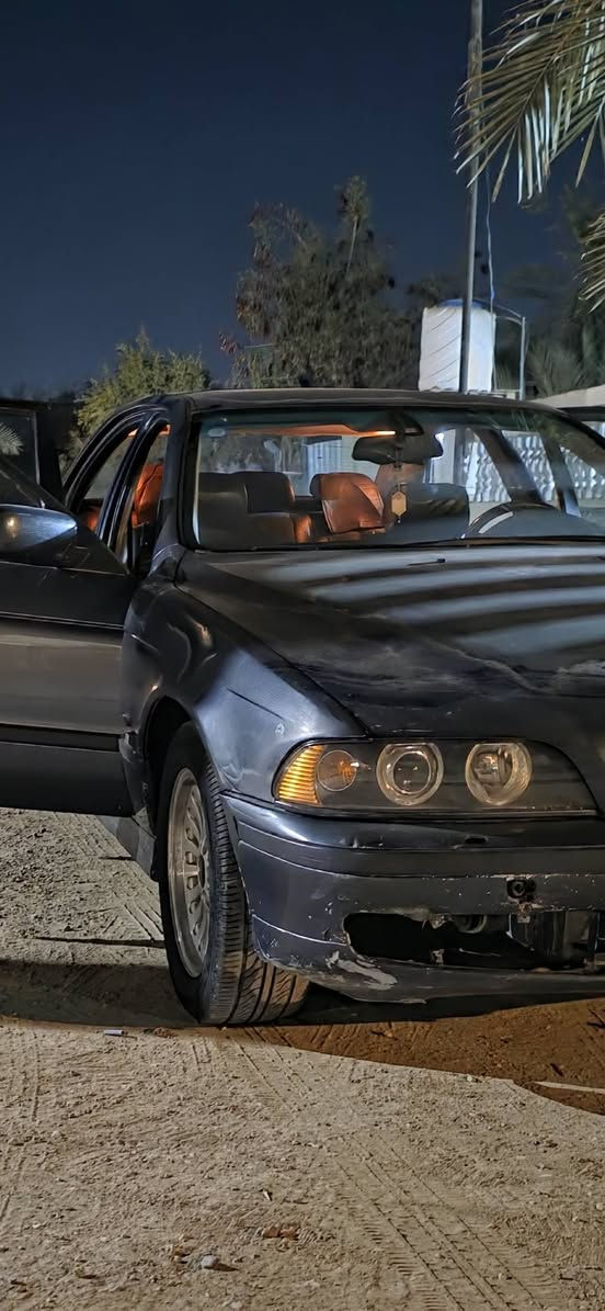 🚘 للبيع BMW E39 528i موديل 1998
🔹 المواصفات:

- الموديل: BMW E39 528i
- سنة الصنع: 1998 مسجل بالسنوية 1997
 بأسمي رقم بغداد سنويتها 2028
- المحرك: 6 سلندر خطي 2.8 لتر
- القير: أوتوماتيك تيبروتك
- الدفع: خلفي
- السيارة سيدان 4 أبواب
- المقاعد: 5 ركاب
- الماركة ألمانية وارد ياباني 🇩🇪

🔧 مواصفات السيارة وحالتها:

- داخلها جلد الاصلي ونظيف واضح بالصور 
- المكينة مكفولة من بخار وتنقيص وكذالك الگير 
- منظومة تبريد جديدة بالكامل
- التايرات تخم نظيف
- سبير وأدوات كاملة وياها كهربائياتها شغاله كشنات كهربائية ستيرن نزول وصعود كهربائي ضوء زنون

. الملاحظات 
دعاميات يرادلهن ادامة او تبديل مثل ما موضح بالصور بيها جراد بالبنيد وشويه بداية القمارة فقط اما الباقي مابيها قطرة جراد يرادلها بوليش تطلع تخبل

السعر: 68 وبيه مجال مكاني بابل مشروع المسيب

📞 للاستفسار والتواصل:
***********

الجادين أهلاً وسهلاً 🌹

#BMW #E39 #528i #BMW1997
