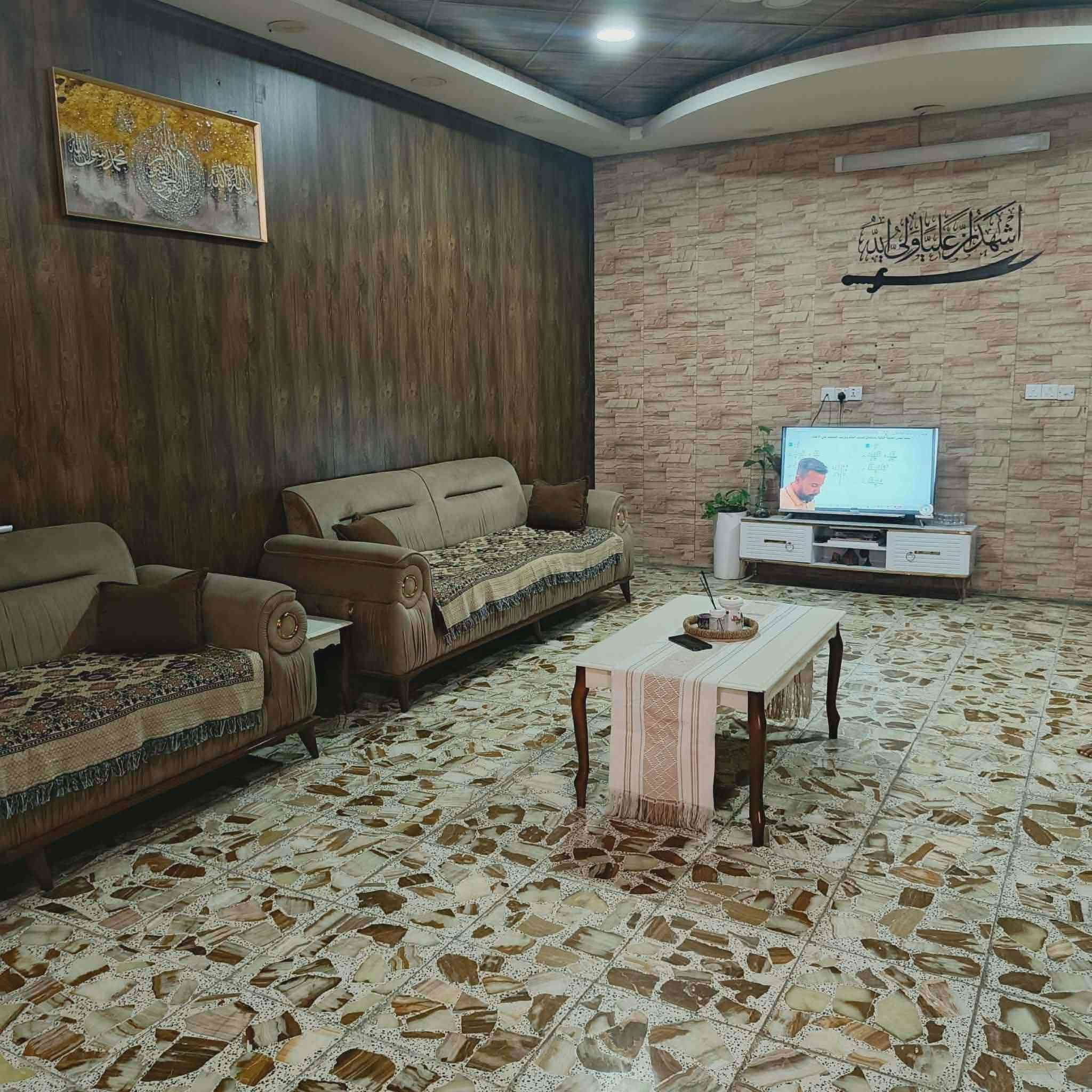 بيت ٢٠٠ متر
كراج وحديقه وهول كبير وغرفتين وحولي مع غرفه فوك.. 
منطقه مبلطه حي السلام البساتين عل قناة خلف المشاتل فرع مقابيل الجسر.. 
المنطقه بيهه كتاب تسجيل العقاري بالشعب قرار تطويب 
الاتصال على ***********
