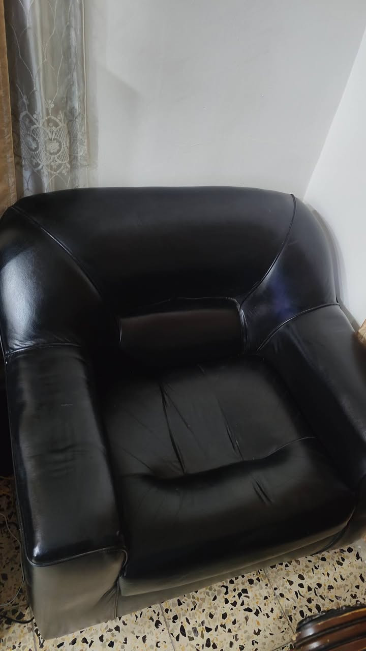 نصف تخم للبيع
مستعمل نظيف حالته جيدة جداً نوعه جلد أسود 
يتكون من قنفة ثلاثية و مقعد مفرد 
ابعاد القنفة الثلاثية 200 سم في 75 سم 
ابعاد القنفة المفردة 90 سم في 75 سم 
السعر 125 ألف
المكان الامين الثانية 
***********
