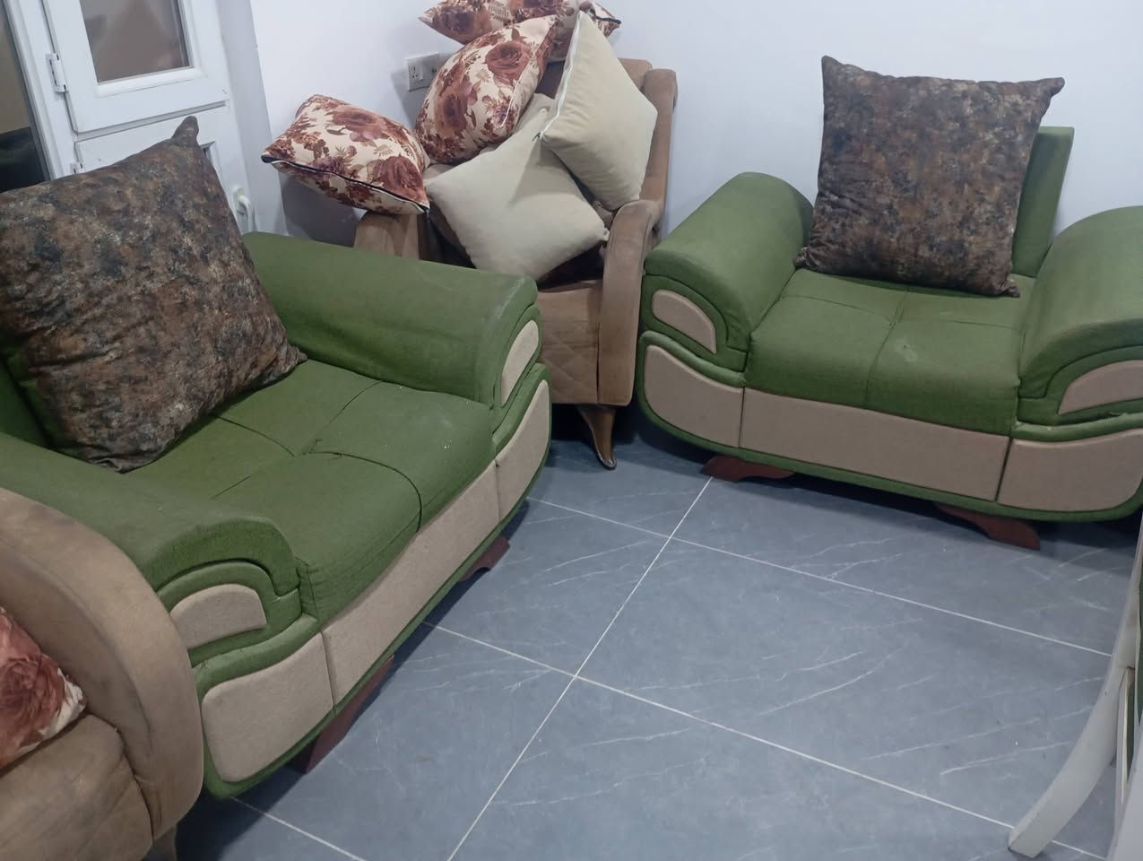 طاولة طعام • ٦كراسي • كوشات