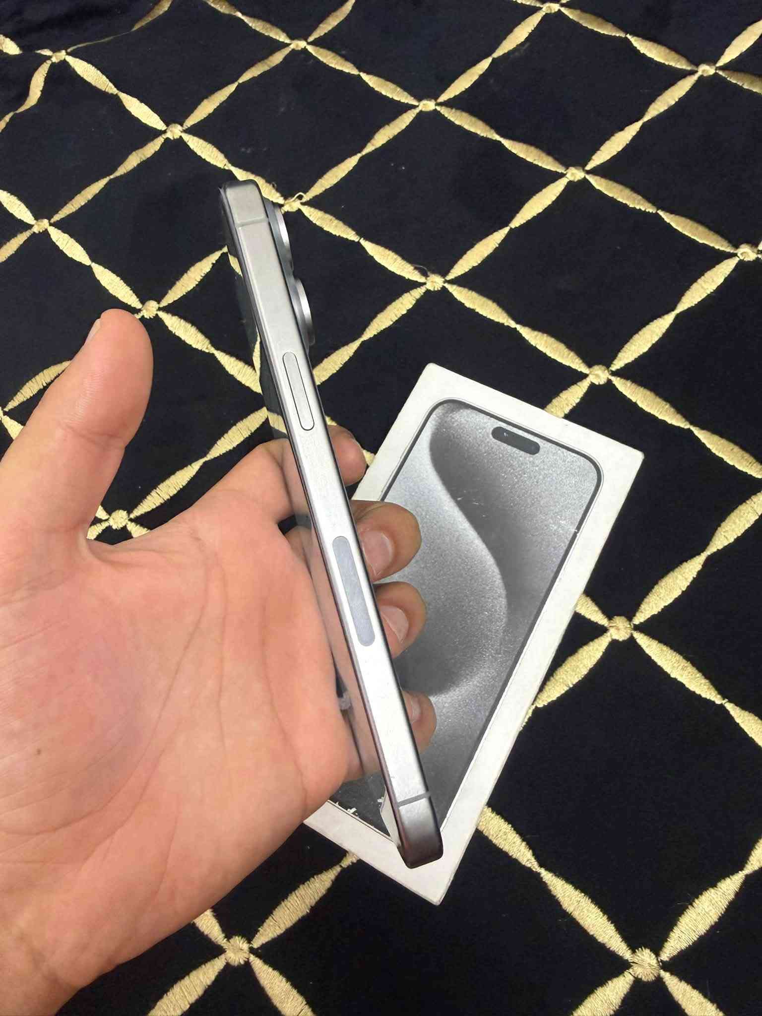 ايفون 15 برو ماكس  256 بطاريه 90 نضيف حيل كارتونهً ويا ايسم شريحه الكترونيه مبدل  شاشه وبطاريه اصليات كلشي شغال مابي اي خلل كارتونهً مطابقه بيع او مراوس سعره 600 الف بغداد الدوره ***********

نص مكتوب في الصور:
- 72 9:46 < حول الاسم iPhone < iPhone إصدار iOS 27.0 < اسم الطراز iPhone 15 Pro Max رقم الطراز MU673LL/A الرقم التسلسلي JGQY4VKWTJ سجل تاريخ القطع والخدمة < الأغاني 0 الفيديوهات 0 الصور 0 السعة 256 غ.ب. متوفرة 232.32 غ.ب. عنوان Wi-Fi 50:B1:27:99:A4:3E Bluetooth 50:B1:27:92:CC:0F
- 72 9:47 حالة البطارية لم يتم التحقق منه حالة البطارية تعذر التحقق من أن بطارية هذا الـ iPhone بطارية أصلية من Apple. قد لا تكون التفاصيل دقيقة تمامًا. لمعرفة المزيد قد تكون خدمة البطارية مغطاة بالضمان. حول البطارية والضمان... 90% الحد الأقصى للقدرة هذا قياس لقدرة البطارية مقارنة بقدرتها عندما كانت جديدة. قد تتسبب القدرة المنخفضة بتقليل ساعات الاستخدام بين عملية الشحن الأخرى. 368 عدد الدورات هذا هو عدد مرات استهلاك iPhone لققدرة البطارية. معرفة المزيد... 2024 كانون الثاني تاريخ التصنيع 2024 آذار أول استخدام
- 72 9:47 القطع والخدمة تجمع Apple سجل تاريخ القطع والخدمة، وهذا السجل يعرض معلومات عن هذا الـ iPhone وحالته وتفاصيل إصلاحه. معرفة المزيد... يتوفر تكوين البطارية الانتهاء من الإصلاح الزجاج الخلفي الانتهاء من الإصلاح إعادة التشغيل والانتهاء من الإصلاح سجل تاريخ الخدمة الشاشة غير معروف