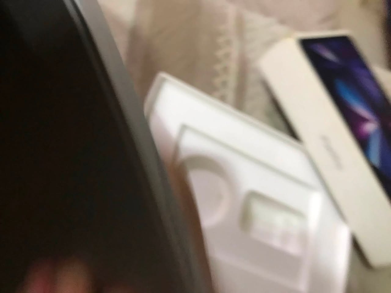 سلام عليكم ايباد ١١ برو الجيل الثالث الايباد مكفول من كلشي بس بي ضربه بل ضهر مثل ما موضح لا صور ذاكرته ١٢٨ بطاريه ٨٤ الايباد ما يعاني من اي مشكله ويا كارتون وشاحن ولاصق مال العاب شديته ب ١٥ وكفر هم اصلي مرتب الايباد يعني كامل تاخذه تدعيلي علي الايباد سعره ٦٥٠ وبس مجال قليل جدا رقم *********** عنوان كربلاء حسينية جريه
