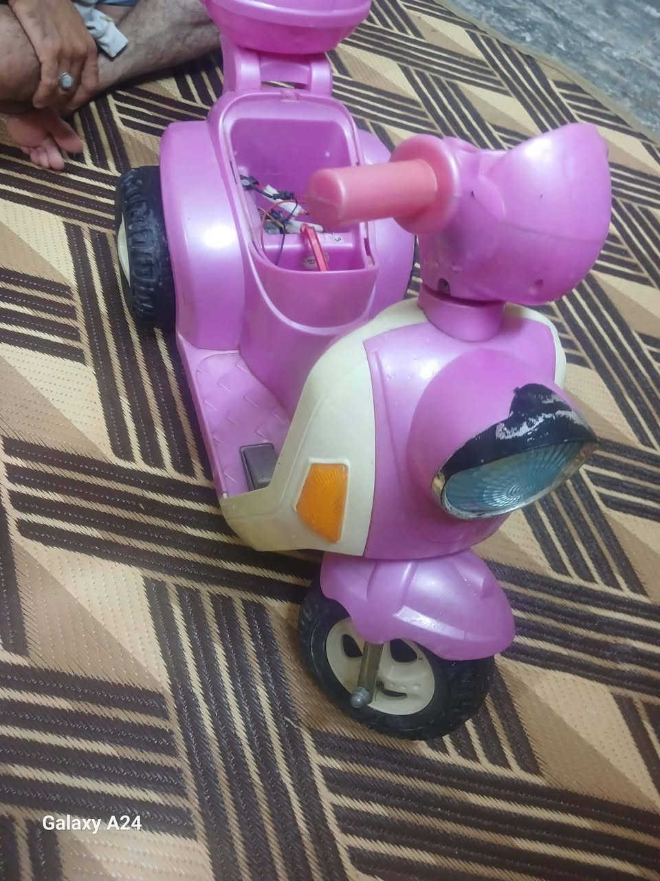 سلام عليكم ماطور شحن عبدالحليم مال أطفال نضيف وكامل مكمل بس يعوزو باتري وايرات كله كاملة سبب البيع متروك سعرو 20 الف قفل تواصل  ***********
