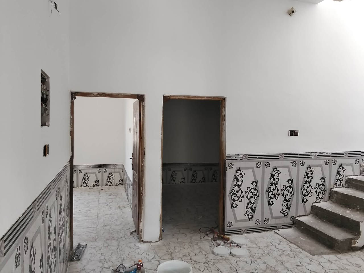 السلام عليكم ورحمة الله وبركاته 

بيت 150 متر للبيع 

غرفتين وصاله ومطبخ ودوانيه 

كونكريت مسلح سراميك ارضي وجداري 

بس دوانيه ما مسرمكه بيت جاهز للسكن 

ماء كهرباء مكان ناصريه مرقد سيد خضير 

سعر 30 مليون وقابل للتفاوض 

اتصال عل هاذه رقم ***********
