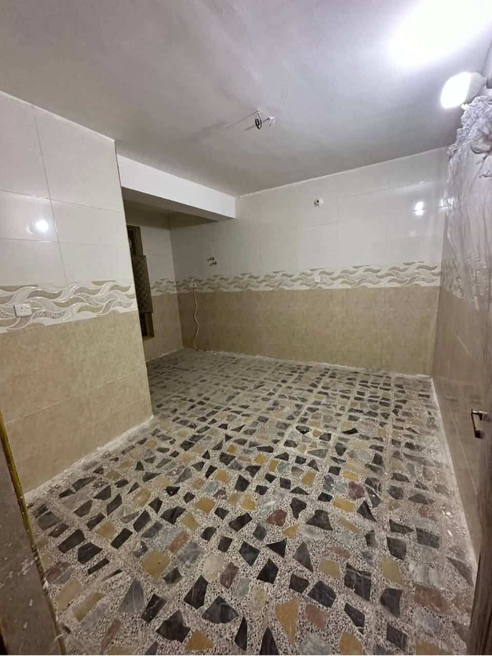 السلام عليكم توفرت شقق حديثة سكنية للايجار مساحة الشقه 150 متر تحتوي كل شقة على (غرفتين نوم وصالة كبيرة ومطبخ وحمام وبلكونه) مكان الشقة بغداد الجديدة قرب مستشفى العلماء الأهلية بشارع مال فالح ابو العمبه علما ان الشقة تصلح سكن(للشباب-سكن طلاب- سكن للعمال - مكاتب- شركات) للاستفسار اللاتصال عله الرقم *********** الاستفسار يجي خاص واتساب
