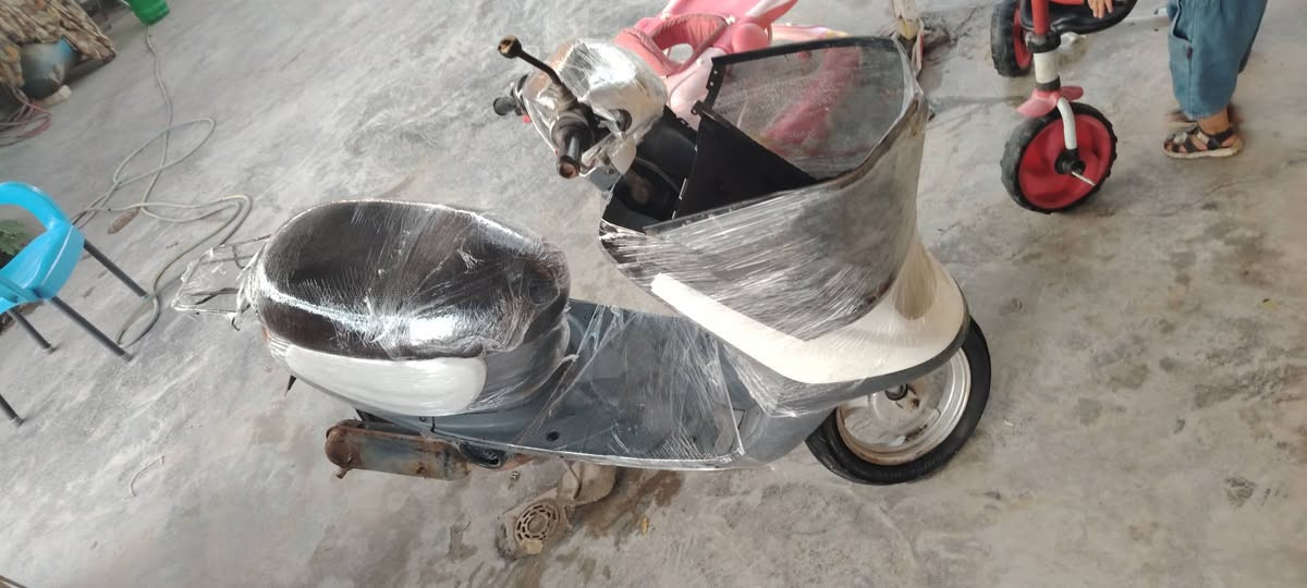 السلام عليكم دراجه ام البرده للبيع نظيفه نقصها باتري وبرده فقط كهربائيات اشاير كله شغاله  محرك واكسن مابي صوت  نضيف خير من الله  السعر 300  العنوان المسيب ***********
