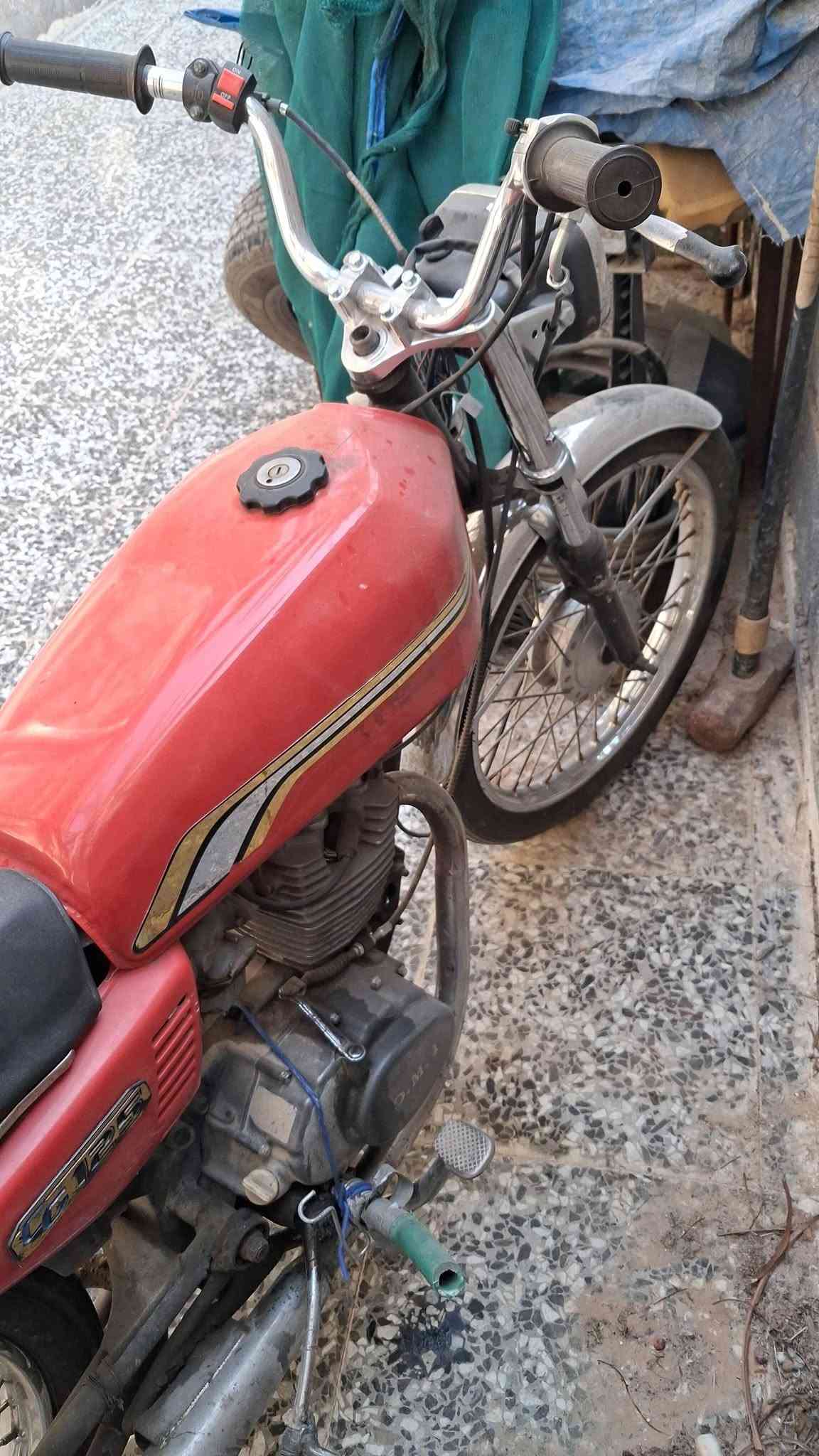 دراجه للبيع السعر ٢٠٠ ألف شغاله اربعه كير موديل قديم عنوان كربلاء طريق بغداد عمود١١٥ رقم ***********
