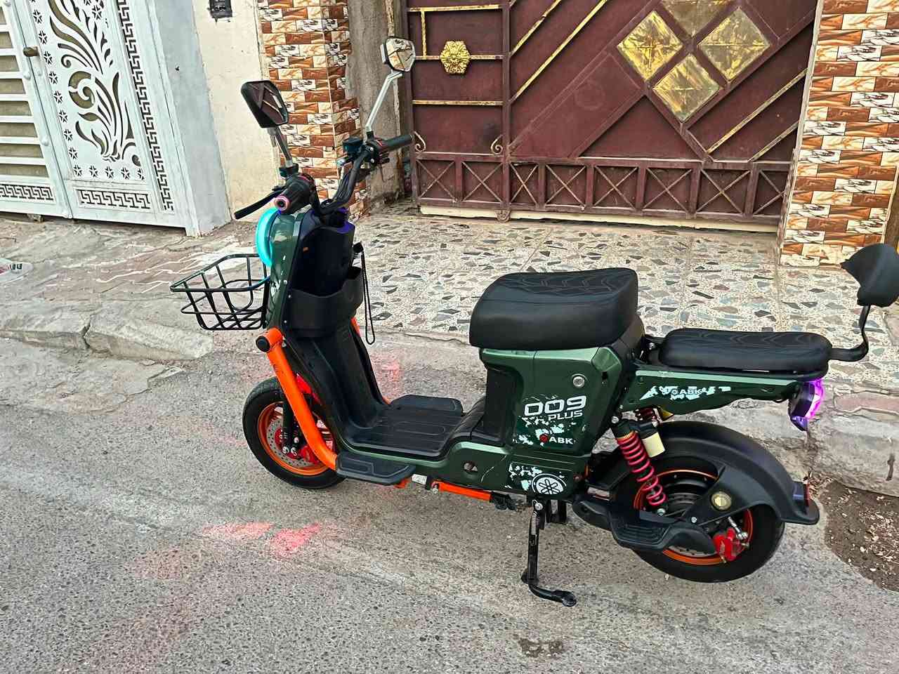 سلام عليكم دراجة 009 plas من شركة ABK

1. ملف 1200W 
2. (6)باتري 
3.دراجة 4 سرع 
4.نضام R رجوع الئ خلف ومثبت سرعه

دراجة يحتجلها فقط شاشة مكاني الصويرة سعر بل خاص ***********
