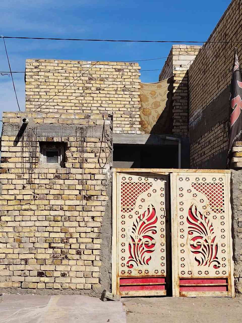السلام عليكم ورحمة الله 
_🏠 عقار للبيع - بيت ، قضاء غماس الطبكة_  
_قرب مدرسة الشهيد فيصل _

*التفاصيل:*
- *المساحة*: 125 متر
- *النوع*: بيت كامل 
- *الغرف*: 1 غرف نوم
-*صحيات *: داخليه وخارجية 
- *الحالة*: تسليم مفتاح - تسليم فوري - كامل الخدمات

*المميزات:* موقع قريب من الجامع والخدمات، منطقة سكنية هادئة

_للتواصل والمعاينة:_  
📞 ***********  
📞 *********** (واتساب أو مكالمة)
