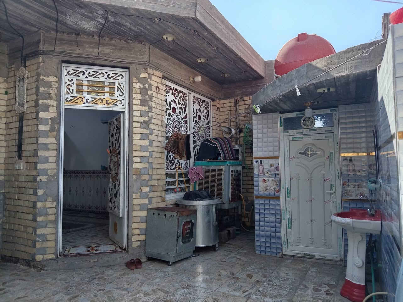 السلام عليكم بيت مساحة(( 150)) متر بغداد... المعامل... القرية الفلاحية..مقابل كوفي الزعيم خدمات كاملة مي اسالة وكهرباء خطين ومجاري وتبليط 
البيت كامل مكمل بناء حديث طابوك و صب كونكريت
البيت طابو زراعي سند 25 سعره ((   ٧٥  )) وبي مجال 
بسيط... للاستفسار الاتصال على الرقم(***********)
