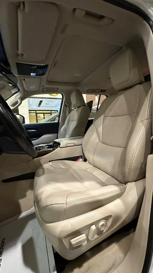 السلام وعليكم
---
*🚘 للبيع أو المراوس*

*لاندكروزر 2024 - SAS Limited أصلية*
📍 *الممشى:* 32,000 KM

✅ السيارة مكفولة كفالة عامة من كلشي
⚠️ *الملاحظة:* فقط رصعة بسيطة جداً بالباب الخلفي الصدر، مسحوبة سحبة بسيطة جداً.
🔹 باقي السيارة مكفولة كفالة عامة.

📍 *الموقع:* بغداد – النهضة
📞 *للاستفسار:* ***********
