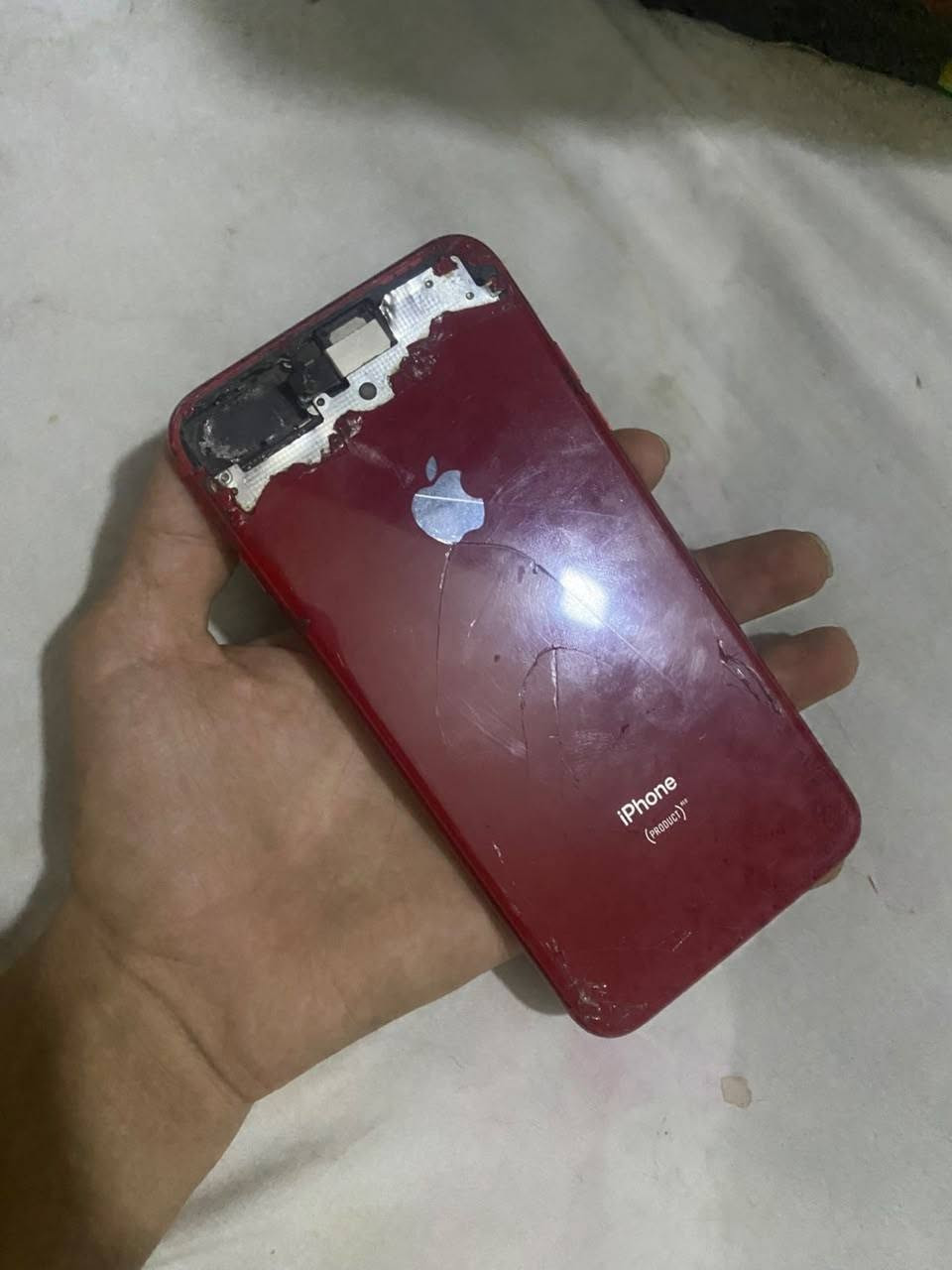 السلام عليكم ايفون 8 ذاكره 64 بطاريه 73 الشاشه مكسوره والظهر والكاميرات ماكو بس ما مبد من بدل اي قطعه دي سعره 80 وبمجال بغداد الدوره ***********
