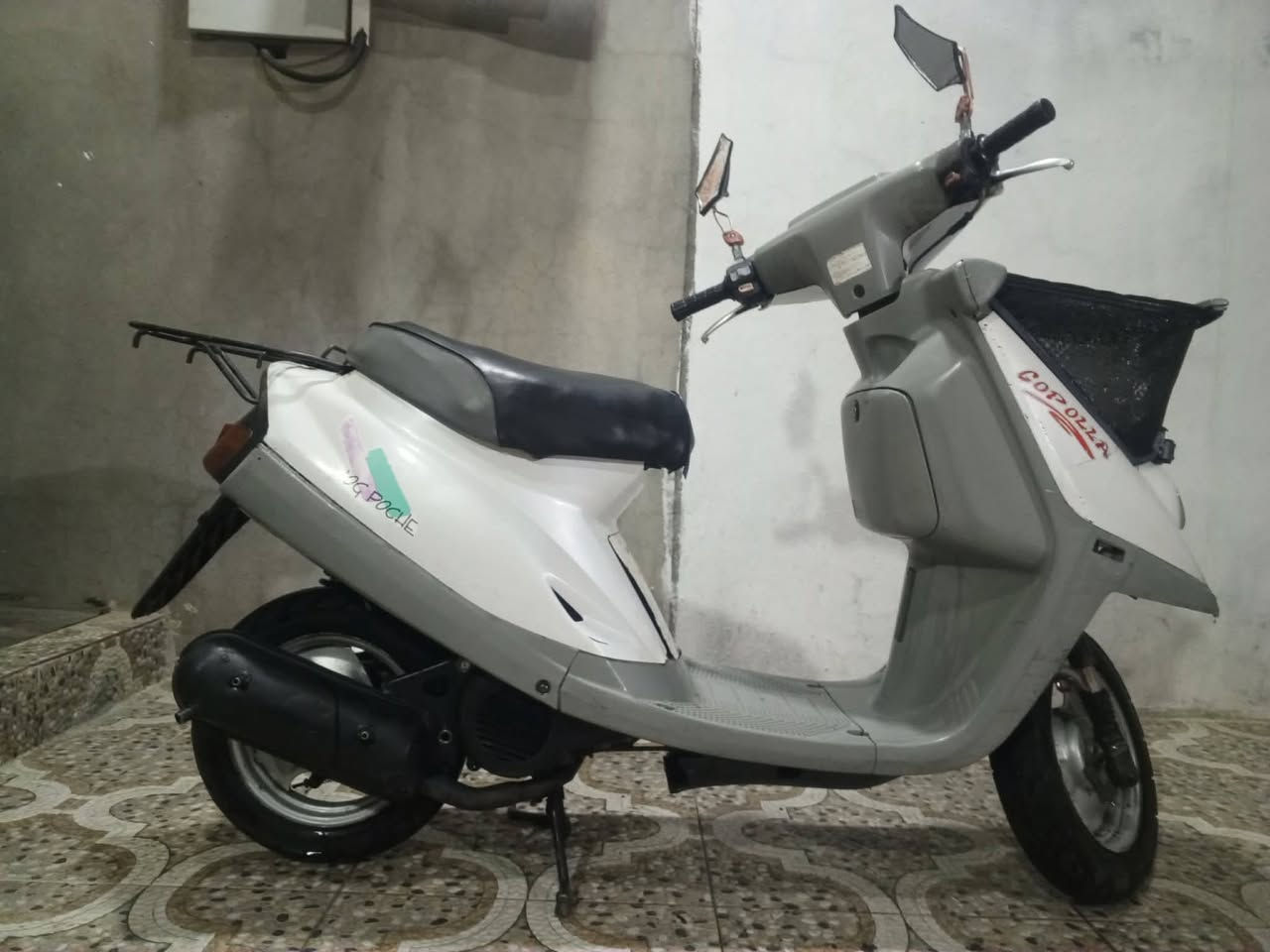 السلام عليكم، هذه الدراجة للبيع
النوع: ياماها (Yamaha))

المحرك: ما مفتوح وبدون أي مشاك

الكهربائيات: كلها شغالة ونظيفة

العدادات:شغال(عدادالسرع البنزين)

المكابح (البريك): يقف بمكانه، بدون أي عيب 

الفطر (الشرائح/الكفرات): ما مكسور 

وجاهز بلاديالإطارات (التواير): جديدة

السعر:تعال خاص

تعال خاص و بعدین نتفاهم

