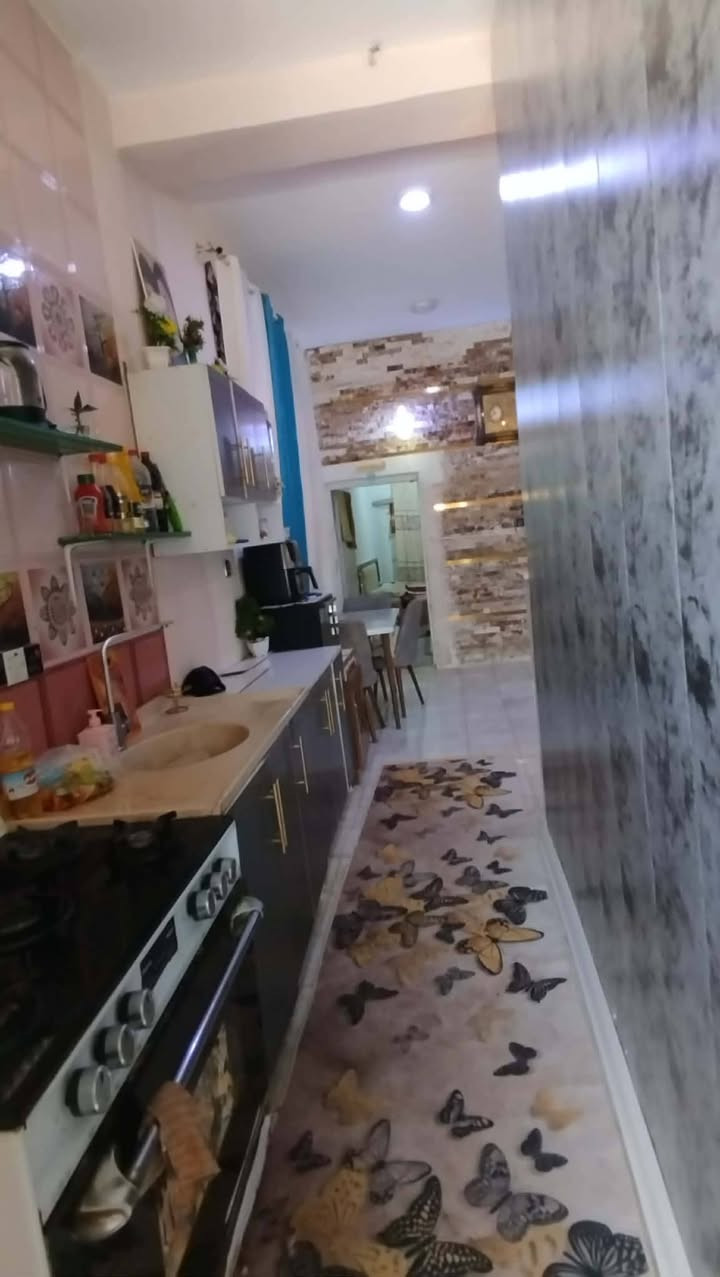 بيت للبيع  البناء طابوك مساحه 100 متر وياه فضله 65 متر  اساله كهرباء  مولد شارع  طريق الدغارة ديوانيه قرب مدرسه ابن الهيثم البتدائيه يبعد عن الشارع العام  75 متر ***********
