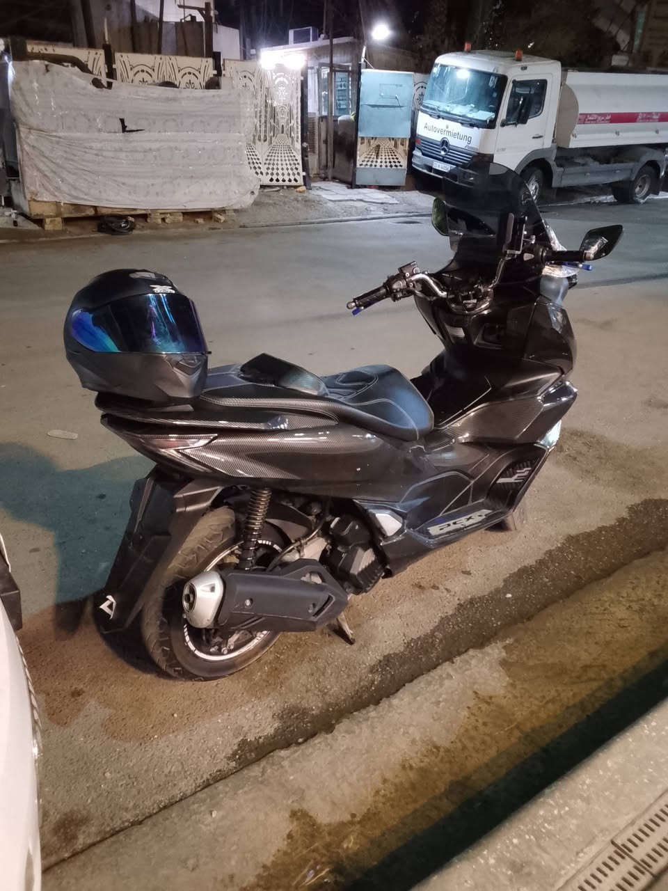 سلام وعليكم PCX جيل رابع كوري
دراجه نظيفه جدا وماصارلهه اربع اشهر من نازله 

مواصفات 

حساس ازدحام،ستان كهرباء ، مغلفة بل كامل فايبر كابرون 

وبيها تزويد مثل ماتشوفون بل صور عليها شلعة ومعدل كلش حلوه 
وماشية فقط 13 الف حقيقي 
دراجه عيبهه الوحيد سويت بيها حادث بل صفحه مصورها اني بس 

هاذه عيبها دراجه  سعرهه ١٨ ورقة وبيهه مجال مكاني بغداد البلديات 

الرقم *********** بي واتساب .
