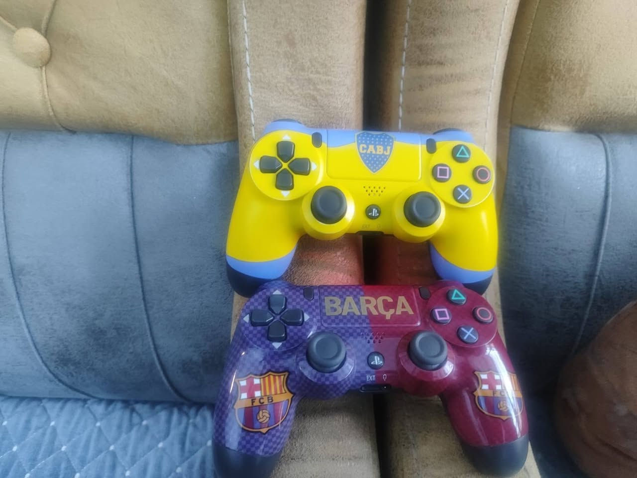 Ps4  اونلاين نضام 14
ويا حسابات متروسات العاب كل حساب من ال30 لعبة لل200 لعبة مايقارب الخمس حسابات يجي ويا جوستكات ثنين الجهاز مفتوح لغرض التنصيف الجوستكات جدد الوحدة ب25 اخذتها
للتواصل *********** السعر 240 وبي مجال مكاني الخالص
