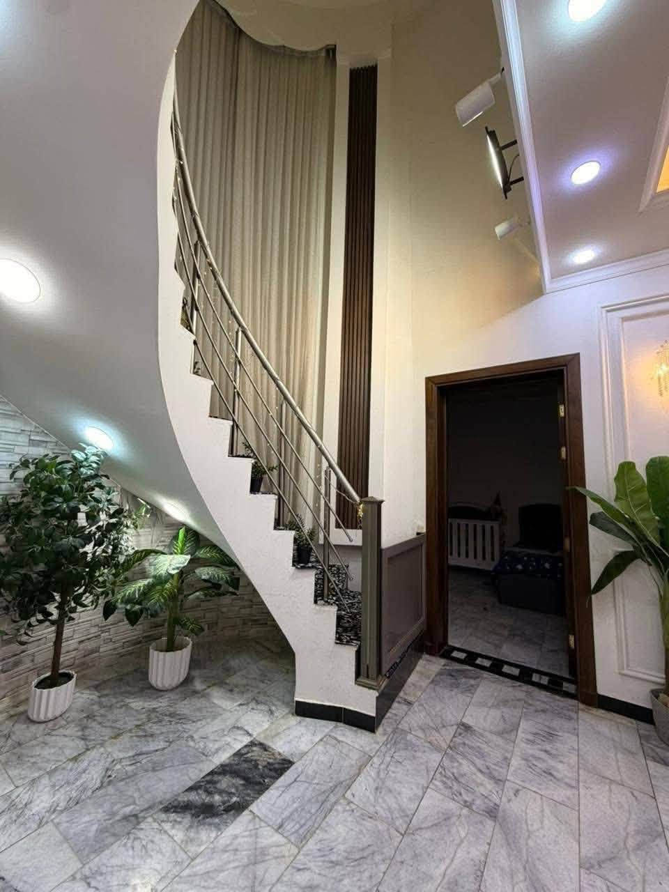 للبيع دار حي الزهراء بناء جديد مساحة ١٩٢ متر على ساحة وشارع ١٥ البناء جديد طابق واحد مطلوب لصندوق الاسكان مبلغ ٥٧ مليون بامكان المشتري الجديد يحول الدين على ذمته السعر ٥٢٥ مليون مع المجال للاتصال *********** مجتبى معله او مراجعه مكتب ضي الحسن للعقار النجف الاشرف حي الزهراء شارع الكيات مقابل جامع الزهراء
