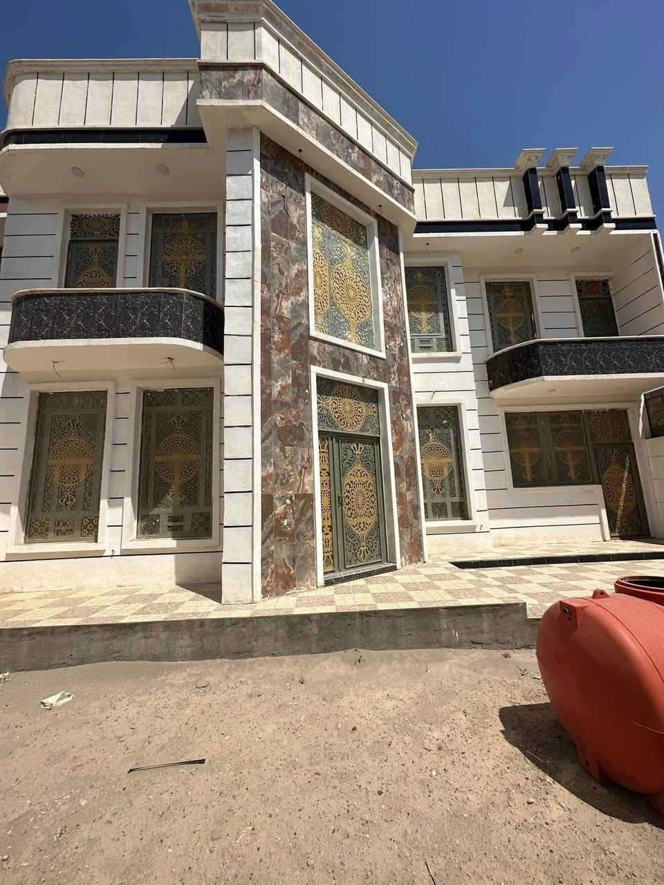السلام عليكم
بيت مفوض للطابو للبيع 

المساحة 325 متر

البيت جديد غير مسكون 

بناء طابقين 

4 غرفة نوم +مطبخ+هول+صالة+ديوانية+مناور 2+ مجمع صحي3+ كراج + حديقة 

الموقع الرمادي خمسة كيلو قرب مدرسة هبة الرحمن الاهلية

للاستفسار ***********

— في ‏‏الرمادي‏‏.
