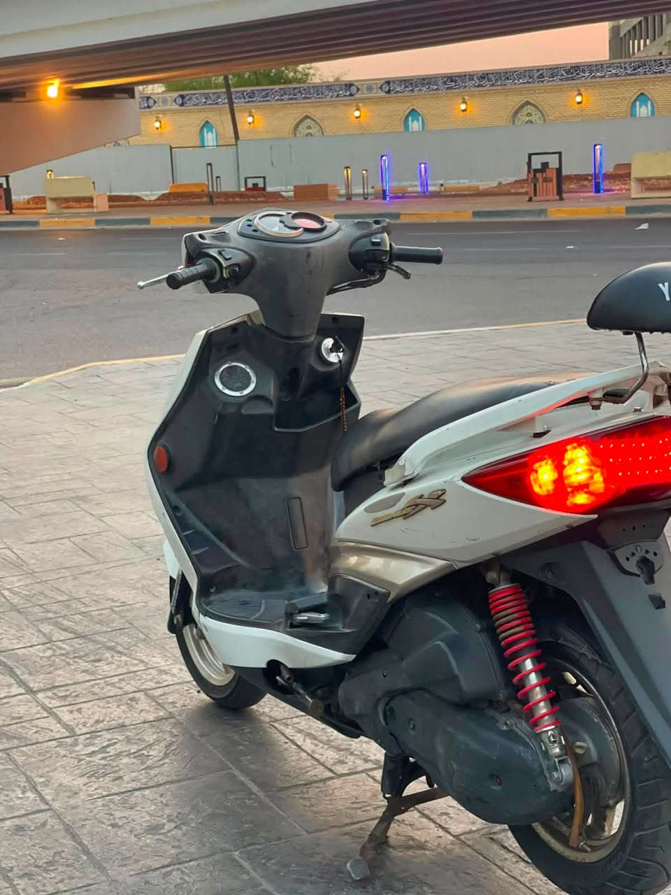 سكنس فحل نوزل خطين طلاعات حديث وكاله رمبه (مكفوله) مصالها هواي من نازله من رمبه كلها على وضع شركه مملعوب بيها ايي شي كلها بلاديه كفرات بلادي مكينه بلادي على وضع شركه كهربيات بلادي وكلهن شغالات مابيهن ايي نقص كلشي شغال دشبول ٧الوان بلادي الكتروني شغال يعني دراجه تتعب تكول نضيفه وهيه رمبه ميحتاج اسوالف بعد دراجه مضلومه بل صور شرط احلى من صور بهوايي كفرات مختمه مكينه متسمع صوتها السعر 850 وبيها مجال العنوان بغداد الاعطيفيه قرب مقهى البيروتي الاتصال على هاذ رقم ***********
