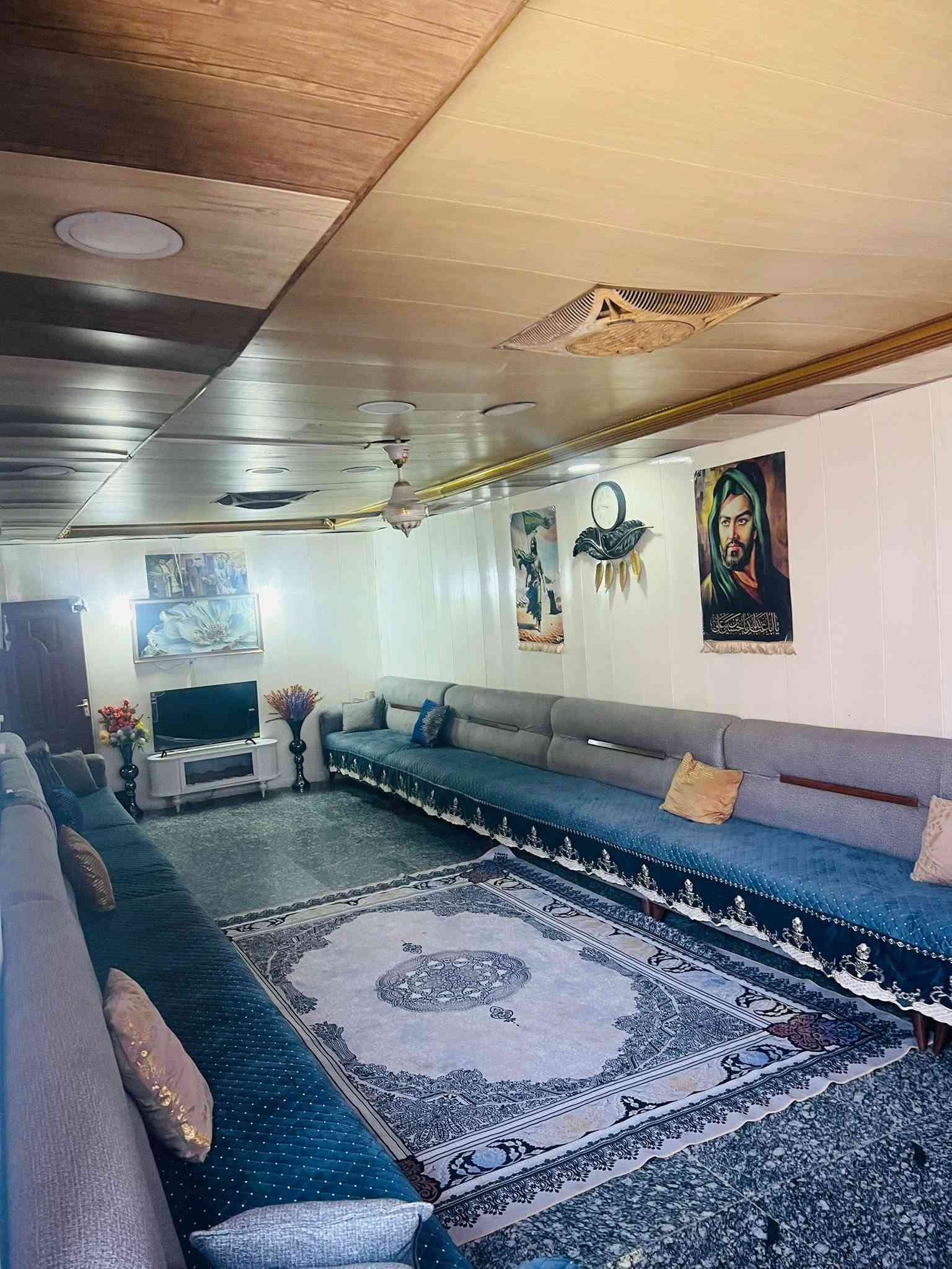 سلام عليكم بيت للبيع واجهة 10 نزال ٢٠ يحتوي علا 5 غرف نوم وستقبال جبيرة وكراج جبير صطح شتايكر عنوان البيت مقابيل شارع  قرب مجمع شهد يرهم مروس بيت 200  اي ستفسار ***********
