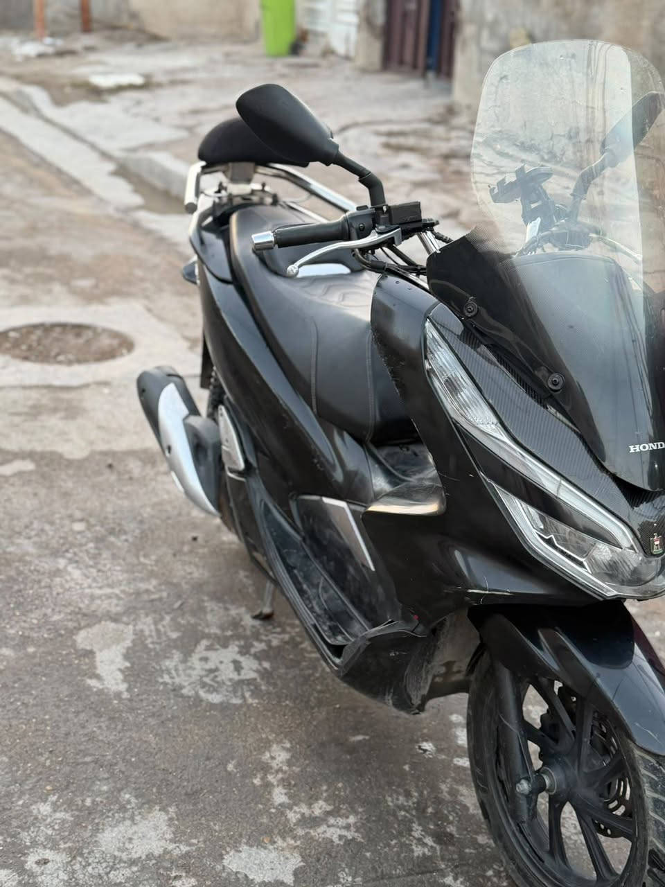 السلام عليكم ورحمة الله وبركاته
للبيع
دراجة Honda PCX جيل ثالث ماليزي.
دراجة نظيفة كلش ما ناقصها شي 
مكان الدراجة بغداد الشعب 
 السعر: 13 ورقة، وبيه مجال حگ الجية
***********
