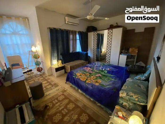 ياالله يوجد بيت طابق اول مساحه 100 متر اللايجار تكون غرفه وصاله ومطبخ وخدمات نضيف لبيت ايجاره 350 موقع الدوره الكفائات المخابرات الاستفسار ***********
