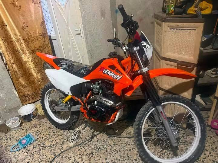 اعادة نشر بسبب الوعود الكاذبة
قفاز كاويار 2025 ماشية 1800 بس مكينتها 300cc استعمال قليل مكينة مكفولة الدراجة نكرة كاملة من كلشي كهربائيات تايرات جدد باتري جديد مسويلها ادامة قبل شهر  نقصها بس بريك خلفي الباقي كلة كامل تجي وتشوف بعينك السعر 850 وبيها مجال قليل العنوان بغداد *********** واتساب
