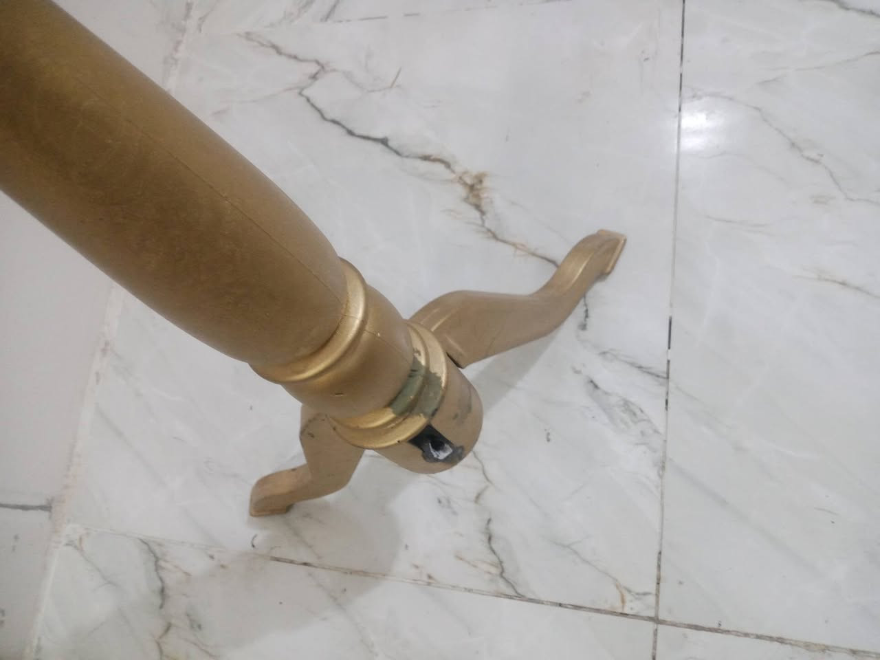 ملكانه جديده بس مشكله بيها رجل طكت بس تبقه واكفه ع حايط سعرها 20 عندي توصيل لليريد مكاني كربلاء

