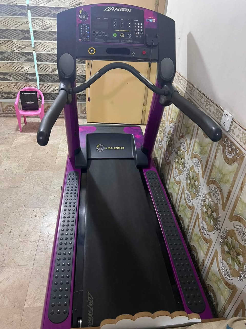 السلام عليكم 
جهاز جري لايف فتنس الامريكي نضيف جدا استعمال قليل مصمام للقاعات الرياضية يتحمل كافة الاوزان العنوان بغداد للتواصل (***********)
