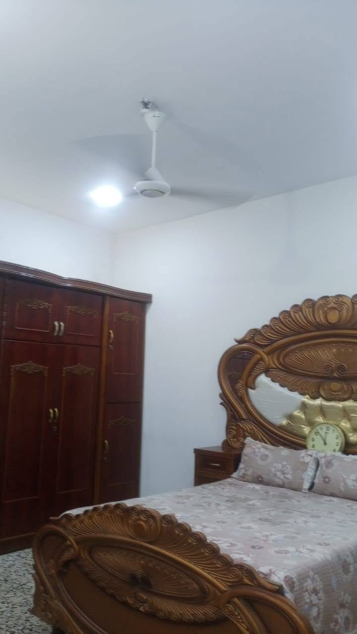 السلام عليكم بيت بشهداء ٢٢ شارع ١٠ نافذ على شارع اربعين قرب المدرسة الصينية مساحة ٢٥٠ متر يتكون البيت استقبال وصالة غرفتين مطبخ حار وبارد صحيات ٢ بيتونة وغرفة فوك وصحيات ومناور ٢ كامل من كلشي السعر ١٣٠ وبي مجال *********** و***********
